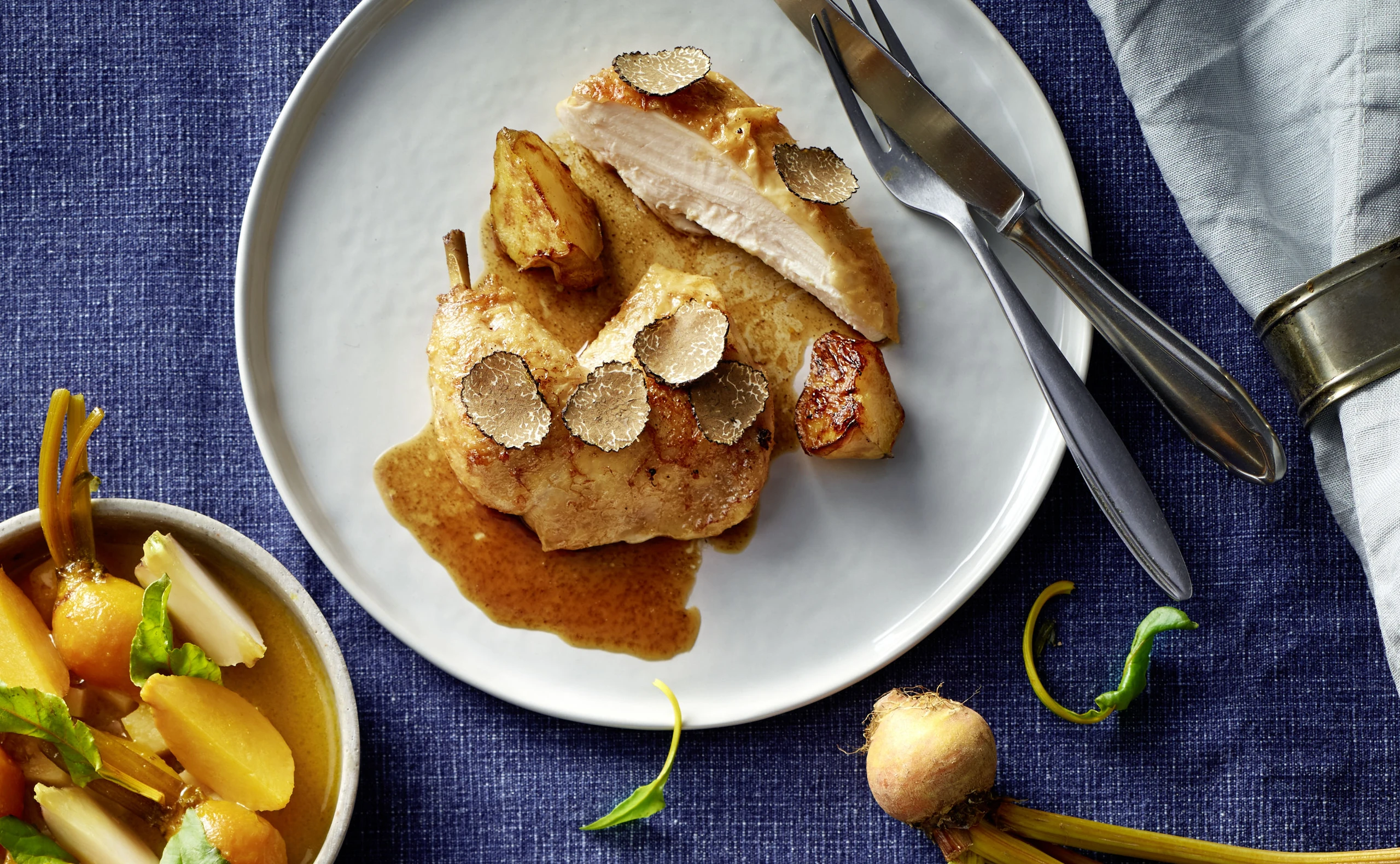 Stubenküken mit Rübengemüse und Trüffeln