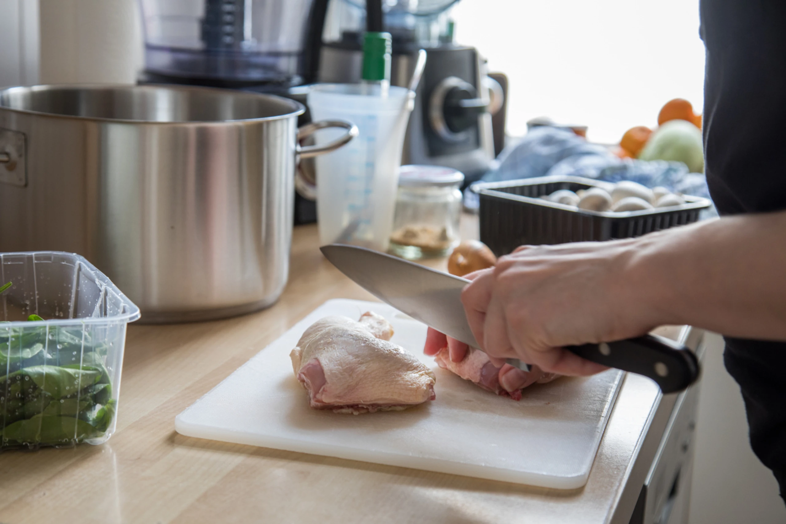 Beim der Zubereitung von Fleisch ist gründliche Küchenhygiene wichtig
