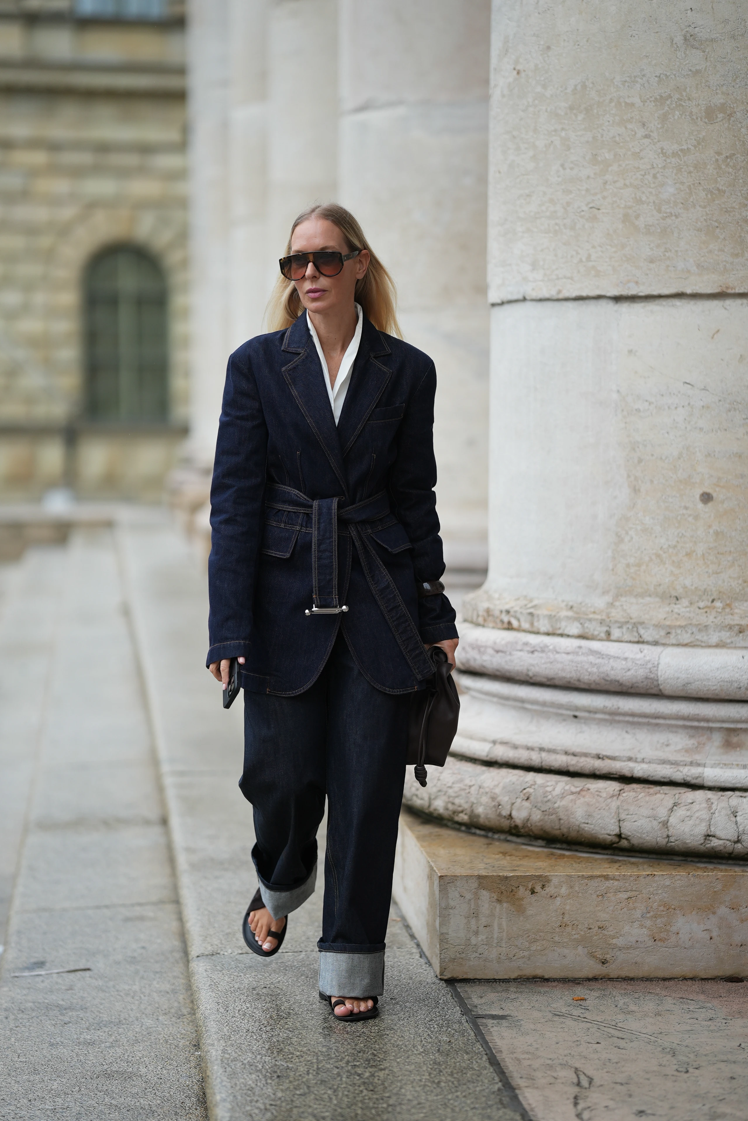 Streetstyle Frau mit Allover-Denim mit taillierter Jacke und Sonnenbrille