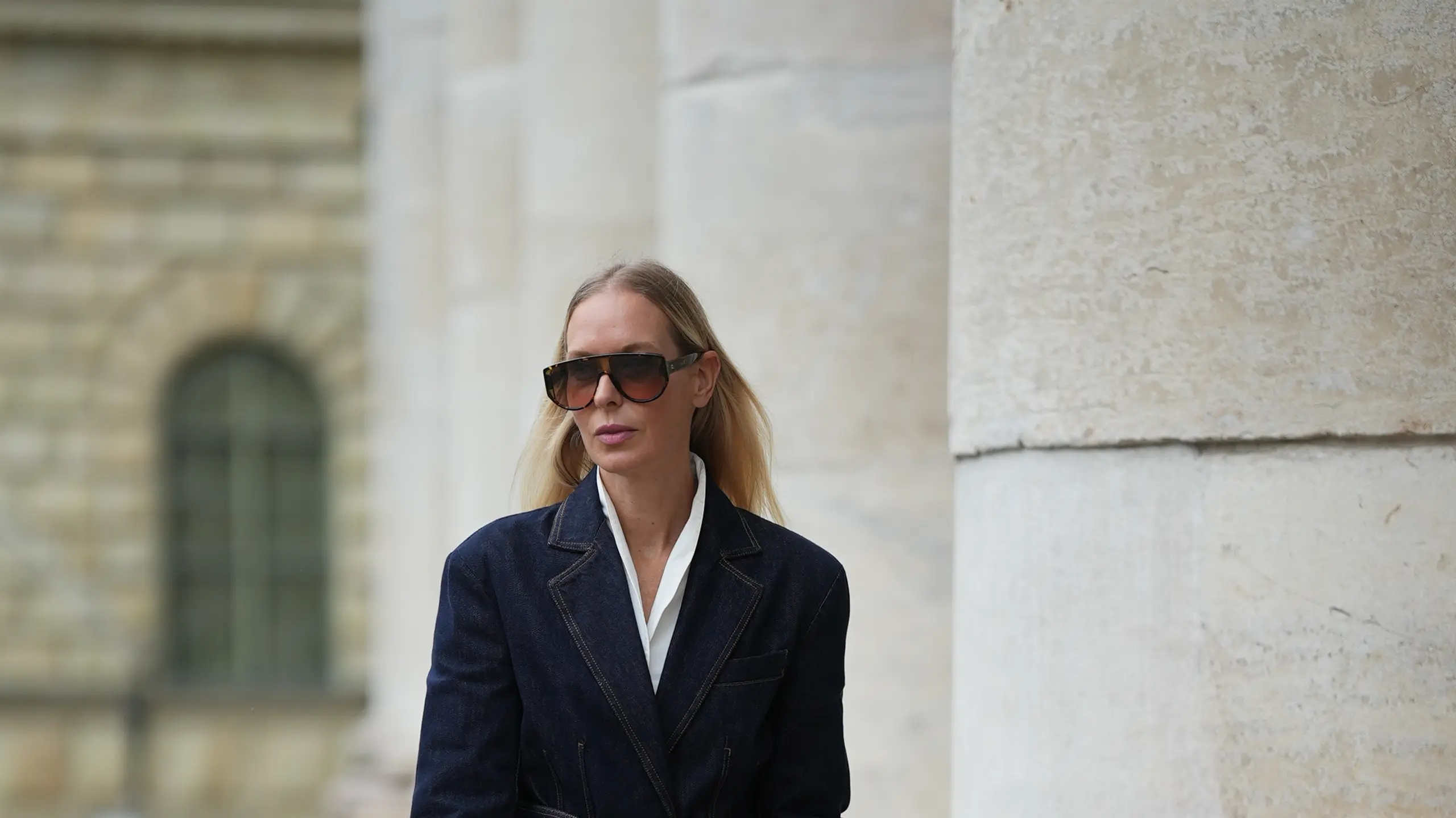 Streetstyle Frau mit Allover-Denim mit taillierter Jacke und Sonnenbrille