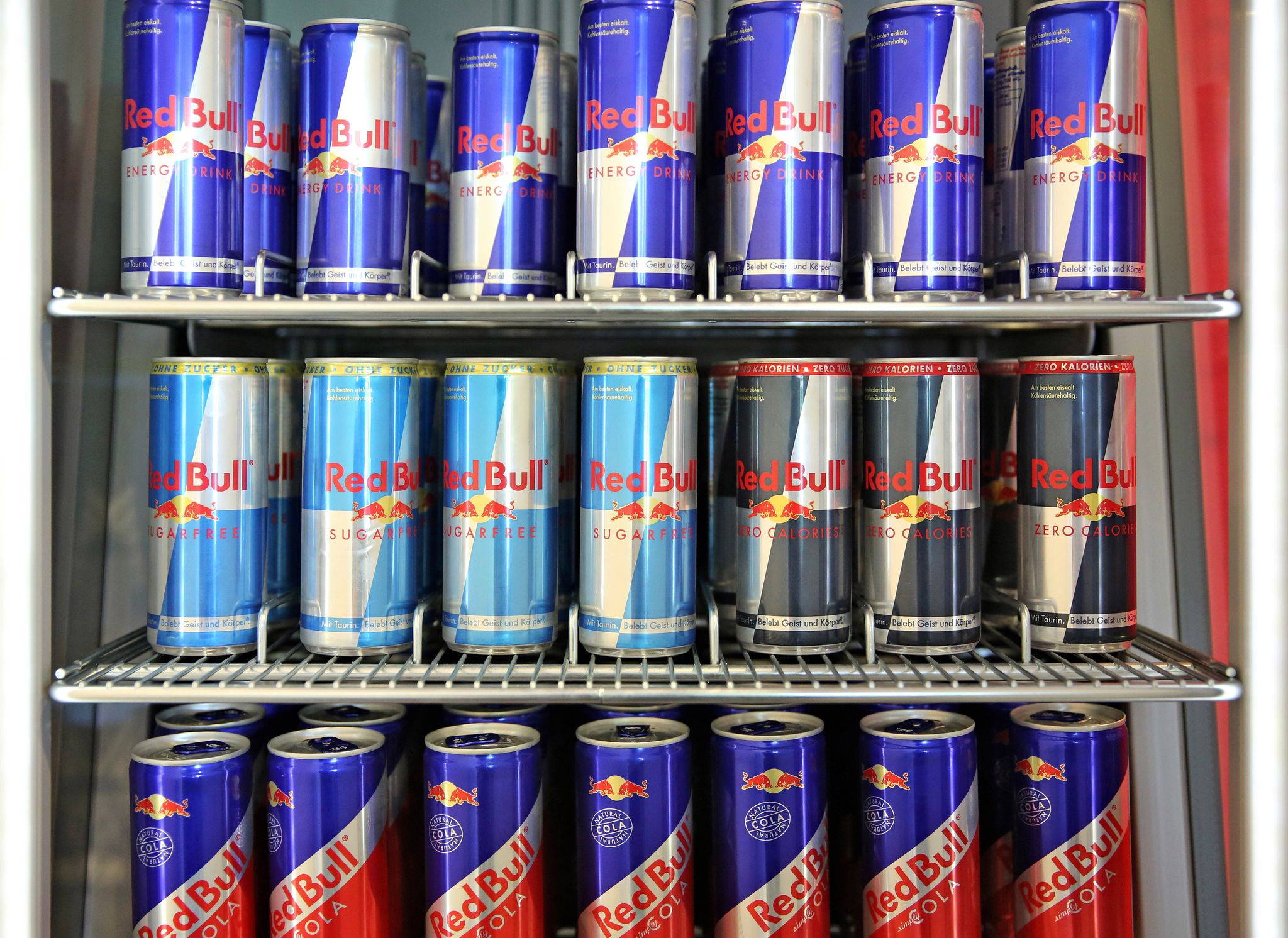 Getränkedosen der Firma Red Bull in einem Regal
