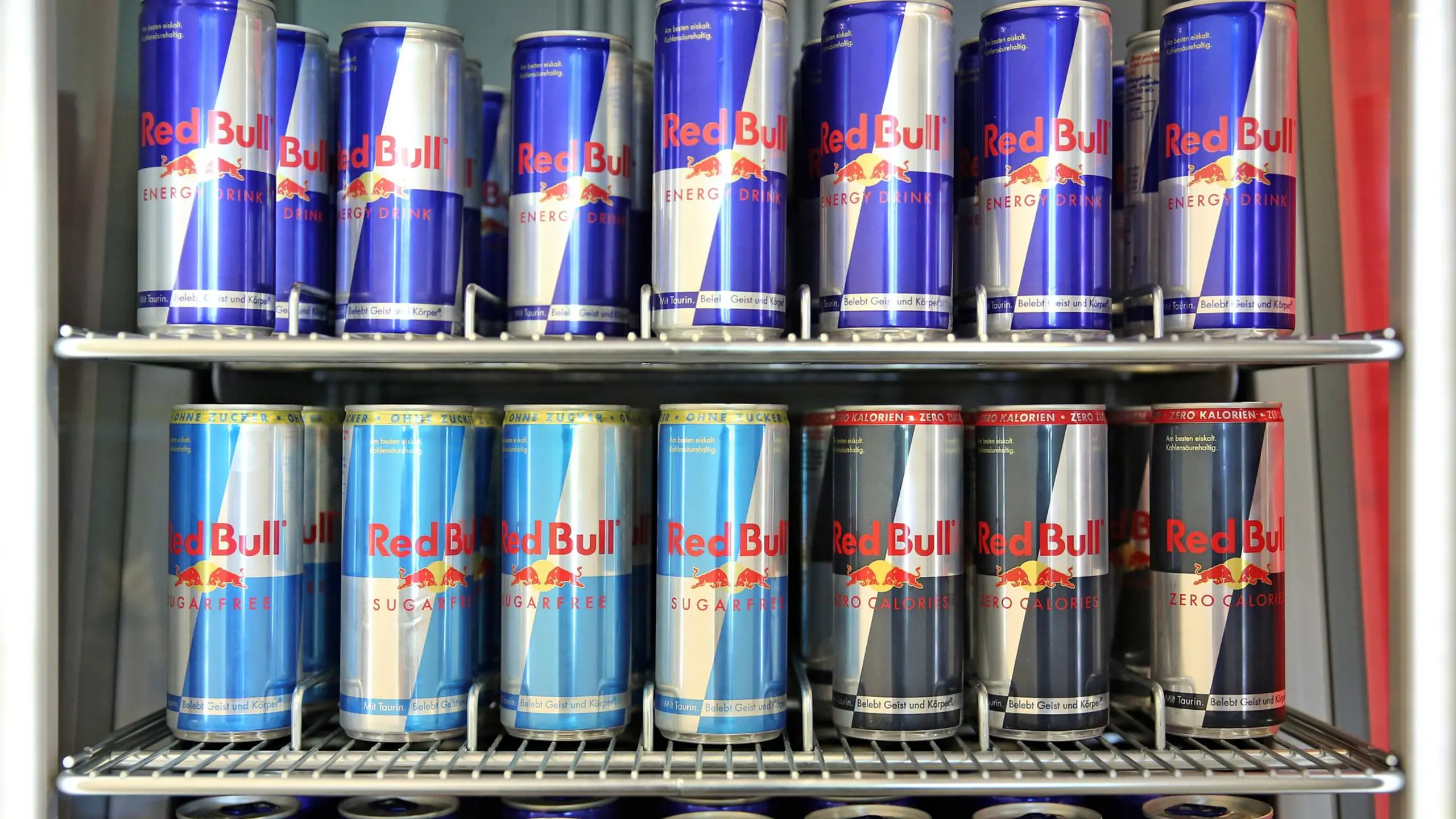 © APA/APA/dpa-Zentralbild/Jan Woitas Getränkedosen der Firma Red Bull in einem Regal