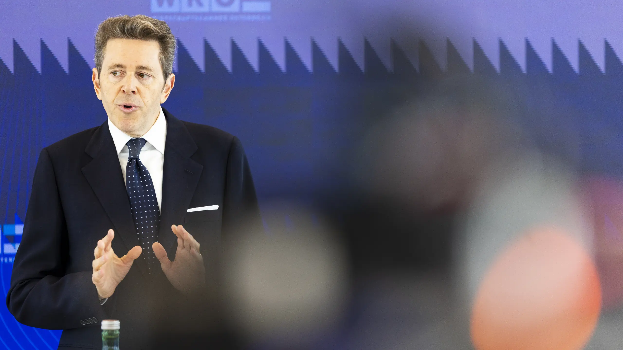 Harald Mahrer vor blauem Hintergrund