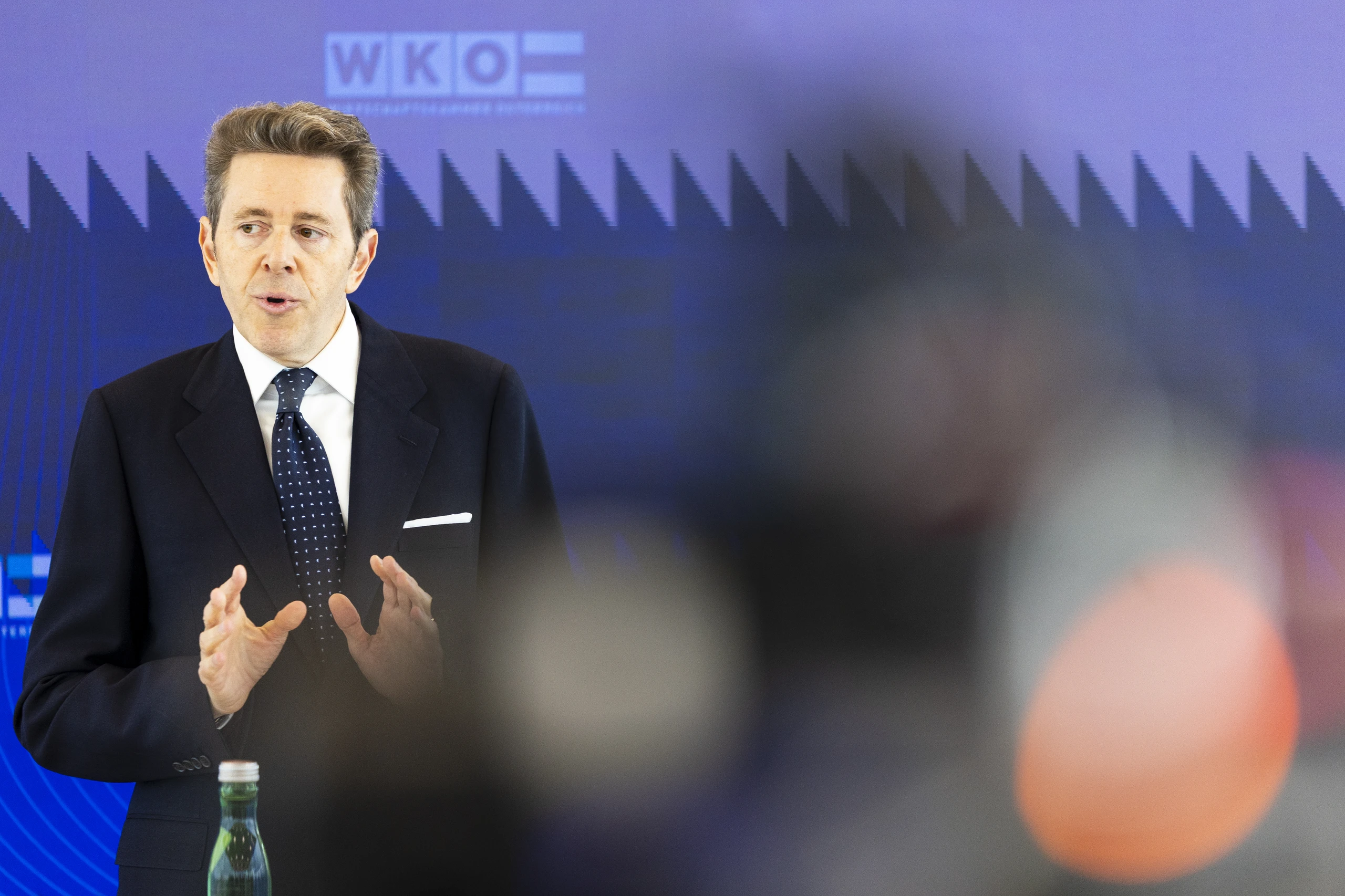 Harald Mahrer vor blauem Hintergrund