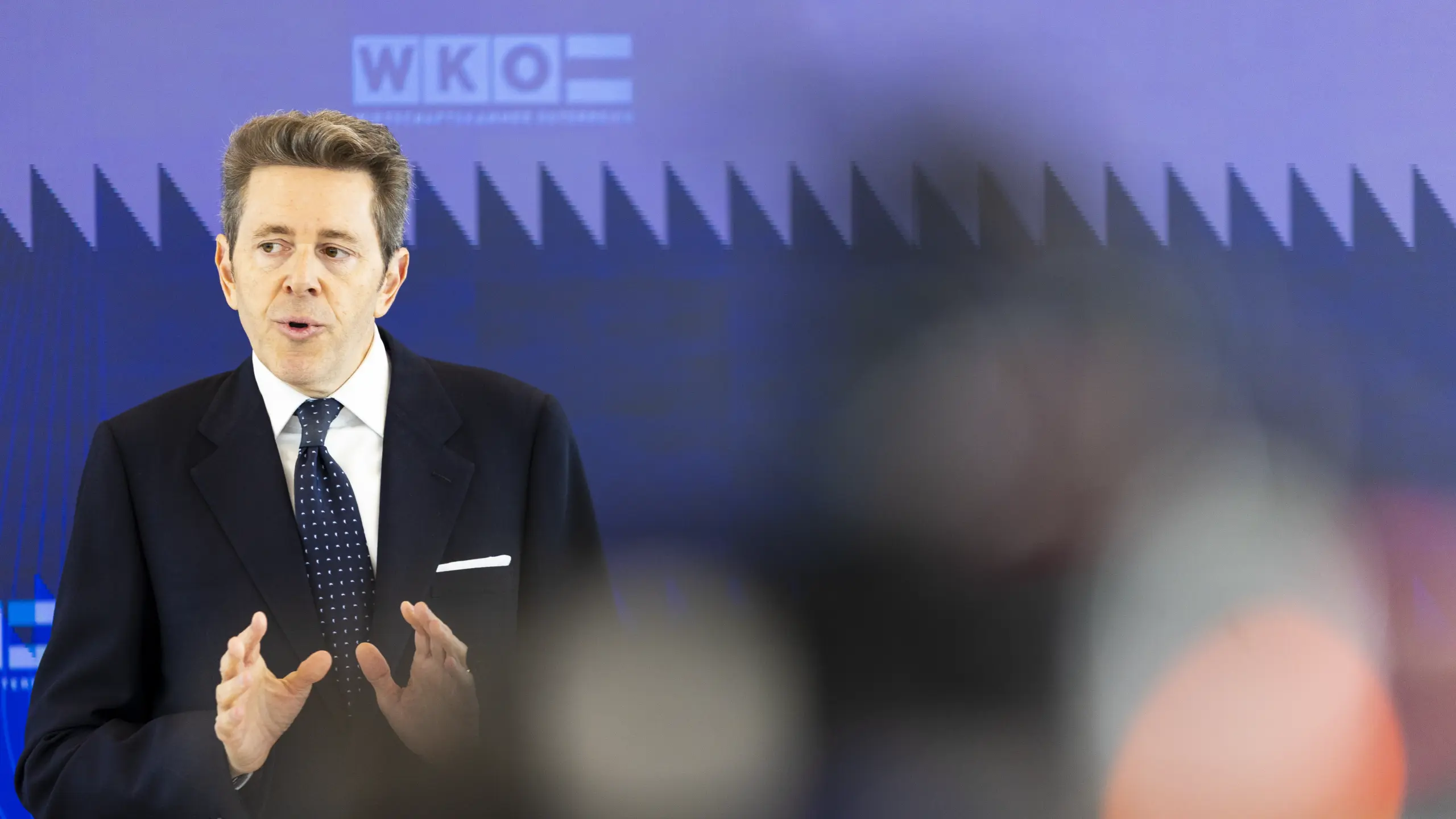 © APA/TOBIAS STEINMAURER Harald Mahrer vor blauem Hintergrund