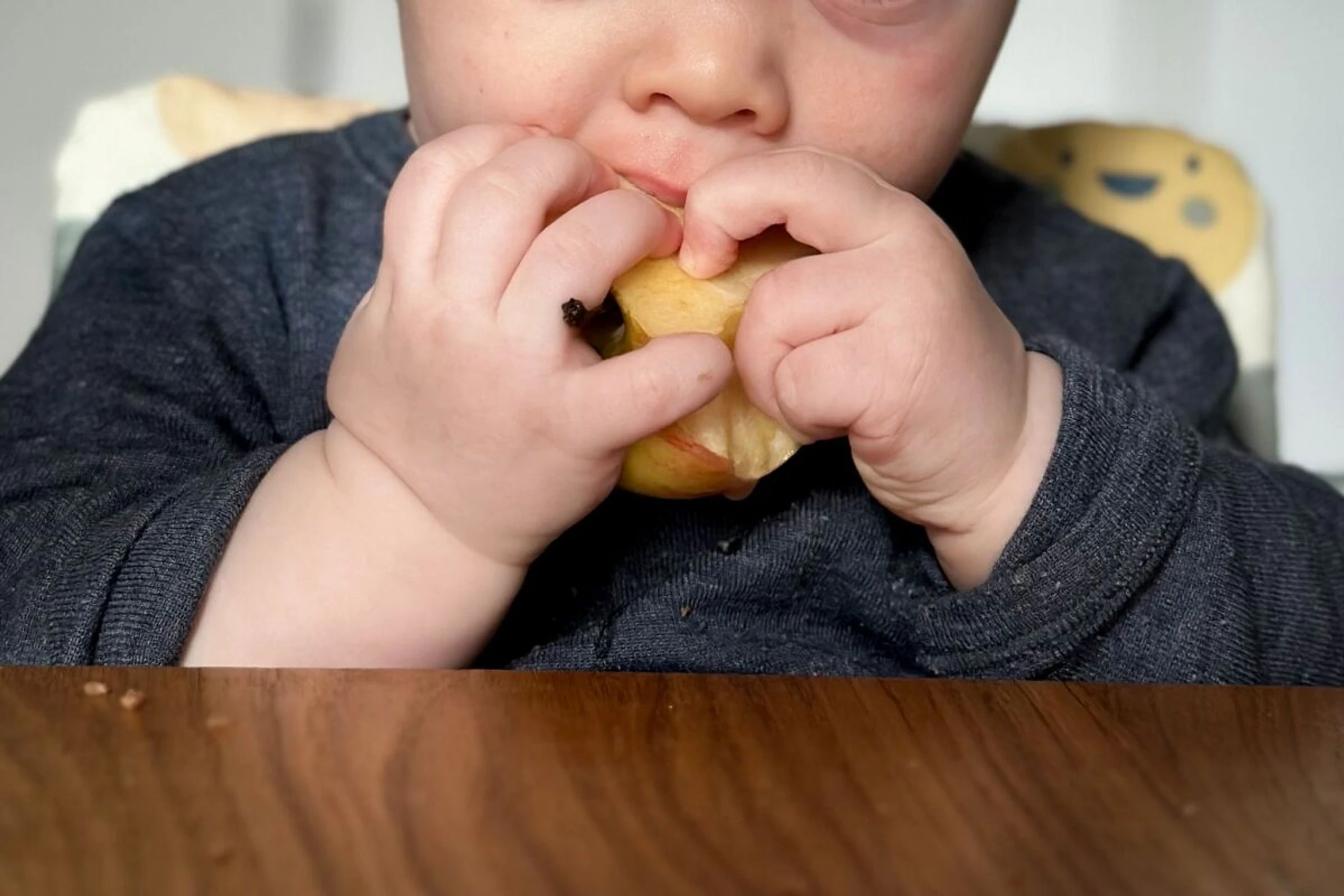++ ARCHIVBILD ++ Ein ganzer Apfel ist für kleine Kinder zum Abnagen oft besser geeignet
