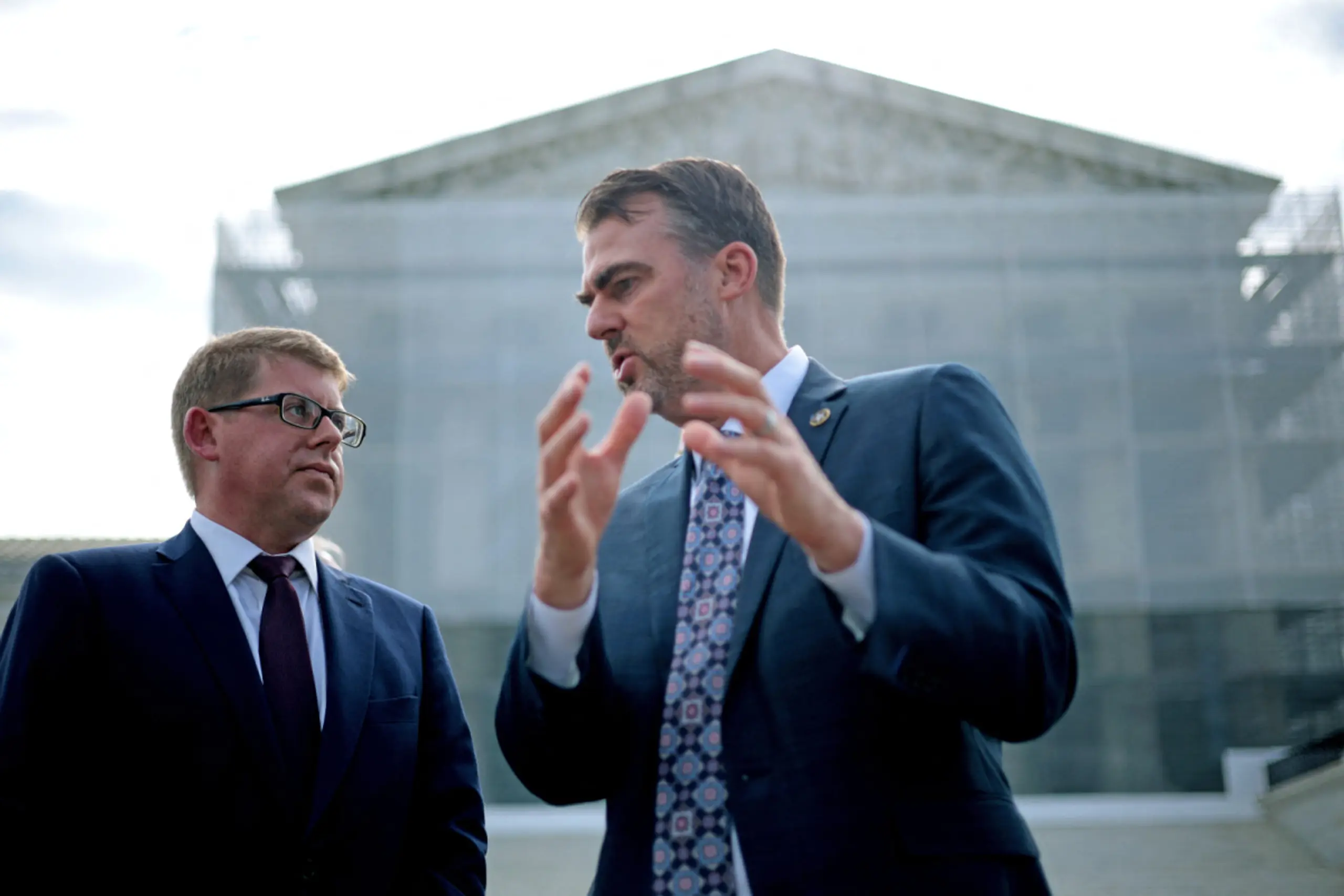 Oklahomas Gouverneur Kevin Stitt (r.) begnadigte zum Tode Verurteilten