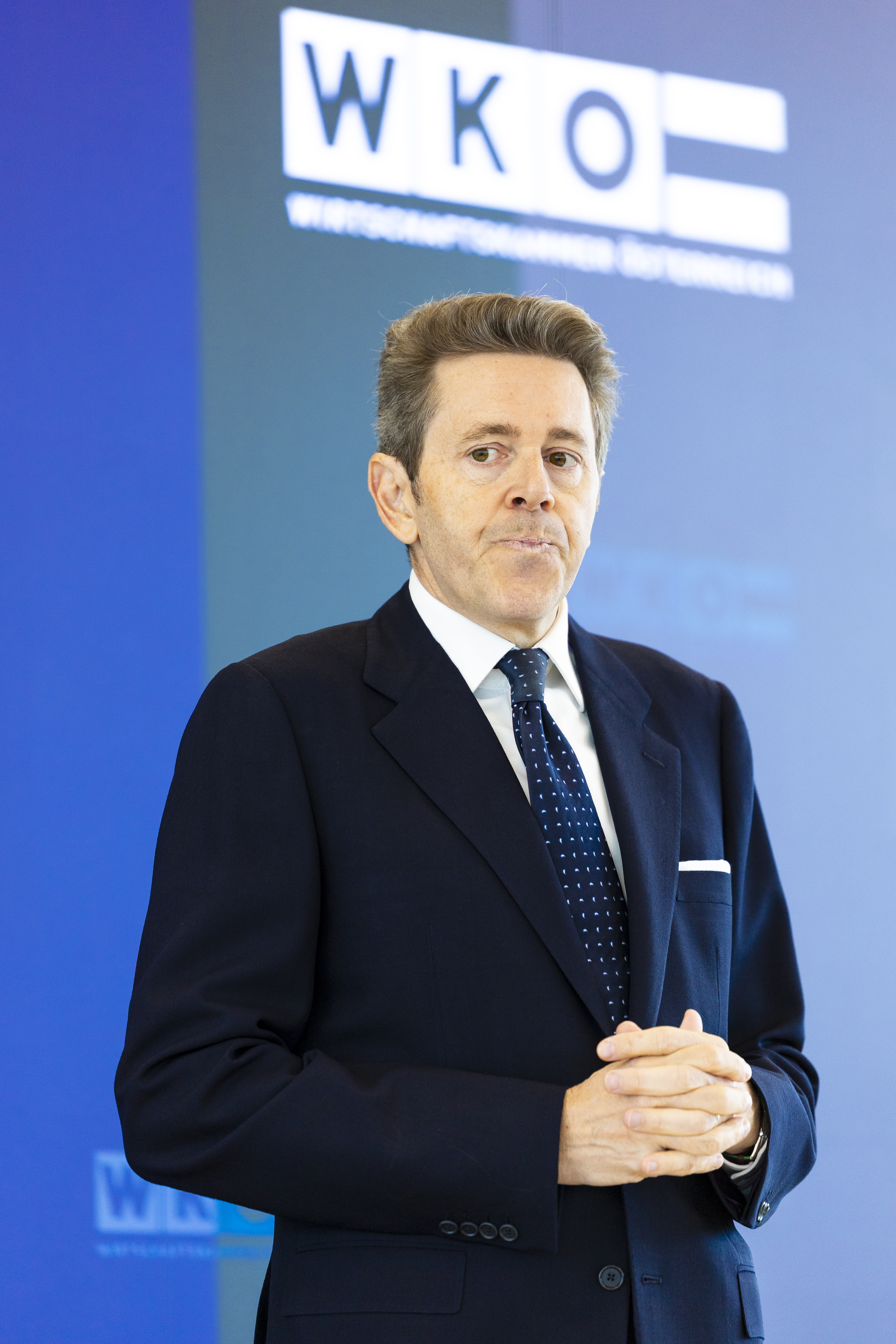 Harald Mahrer schaut angeschlagen