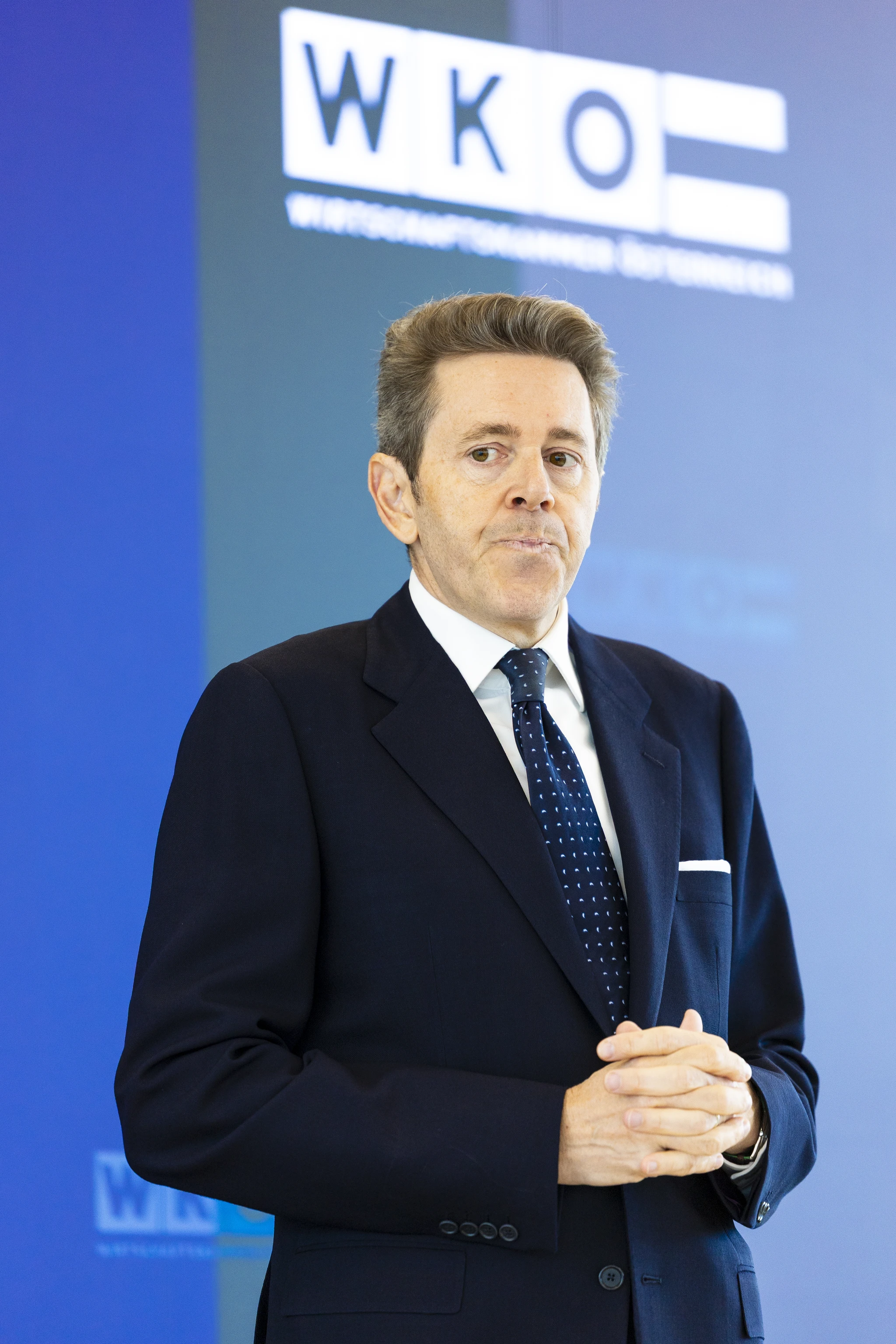 Harald Mahrer schaut angeschlagen