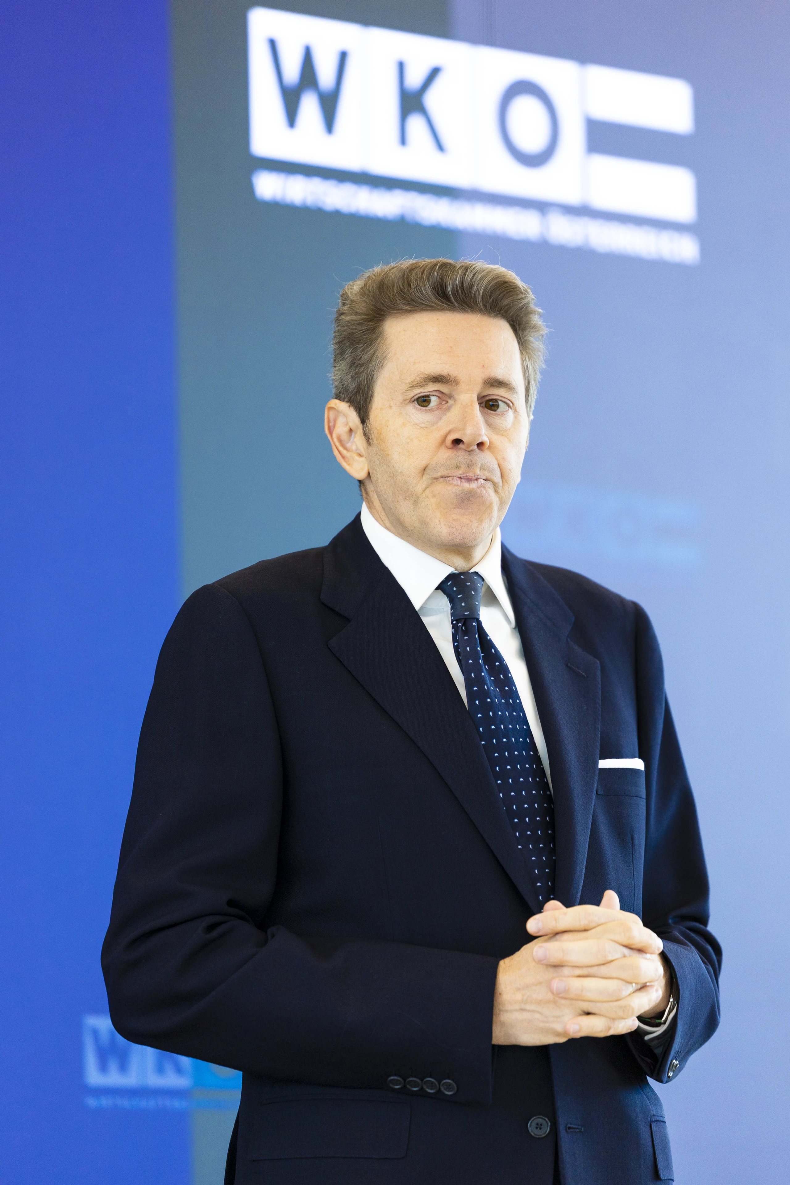 Harald Mahrer schaut angeschlagen