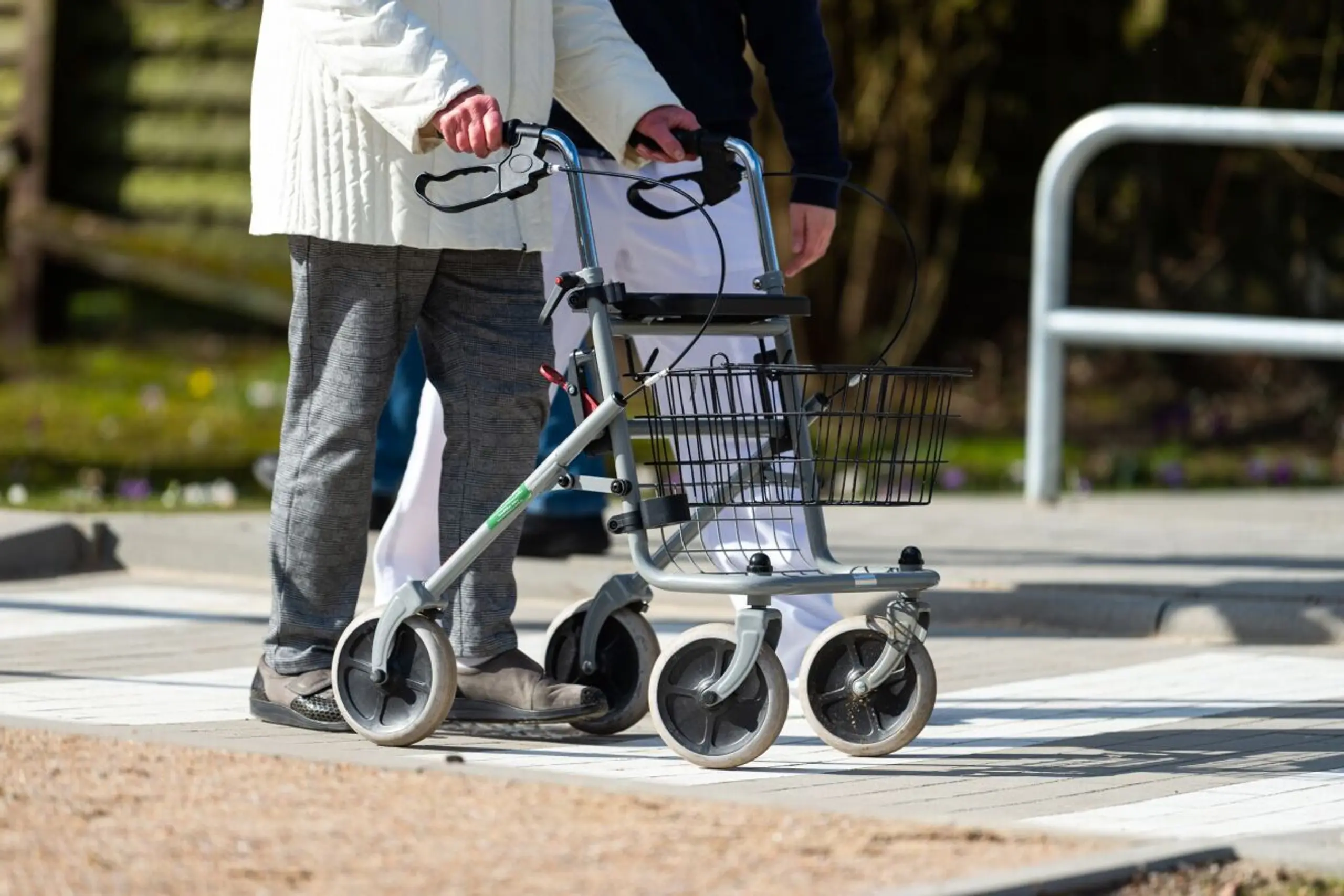 ++ ARCHIVBILD ++ Der Rollator solltefür eine aufrechte Körperhaltung eingestellt sein