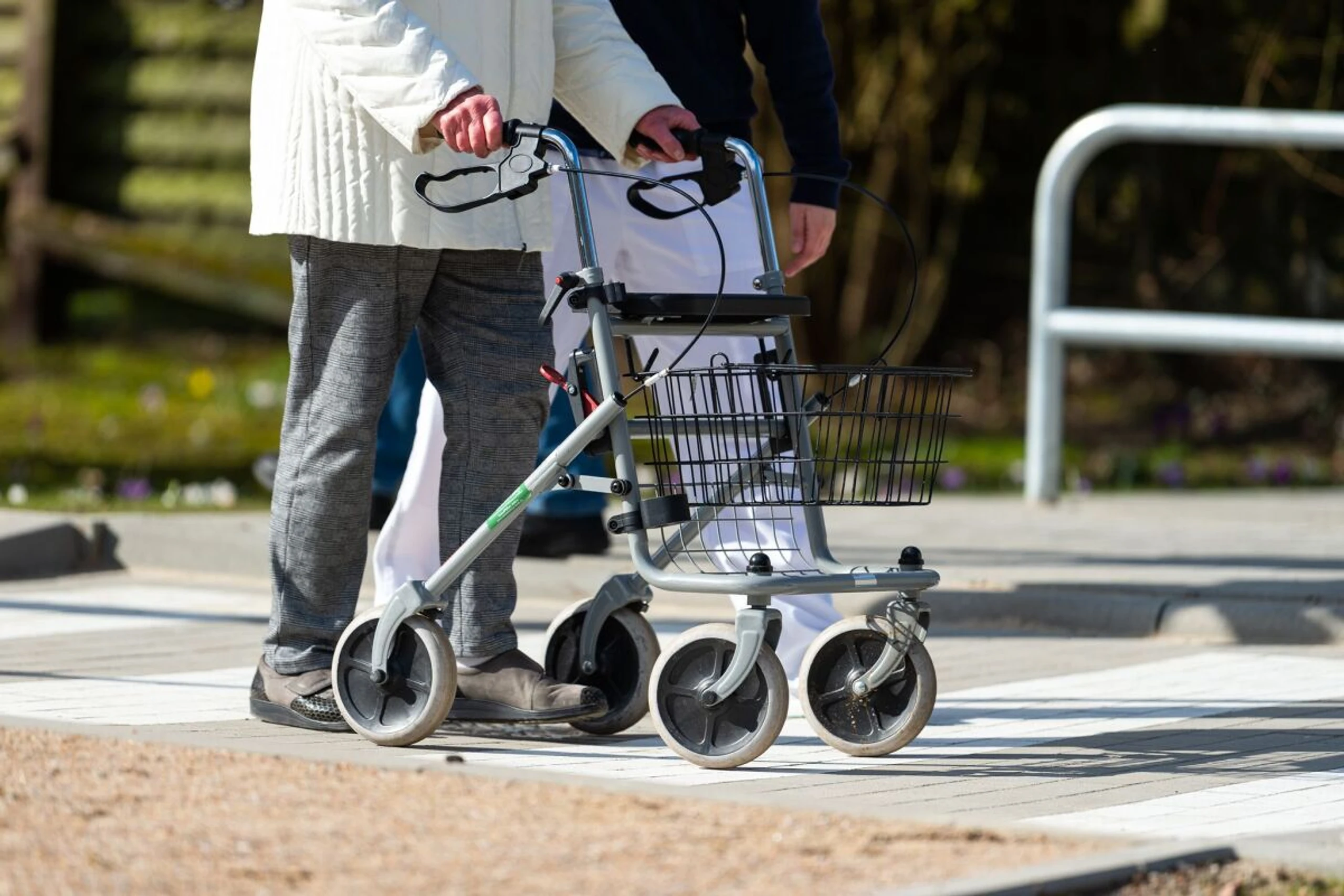 ++ ARCHIVBILD ++ Der Rollator solltefür eine aufrechte Körperhaltung eingestellt sein