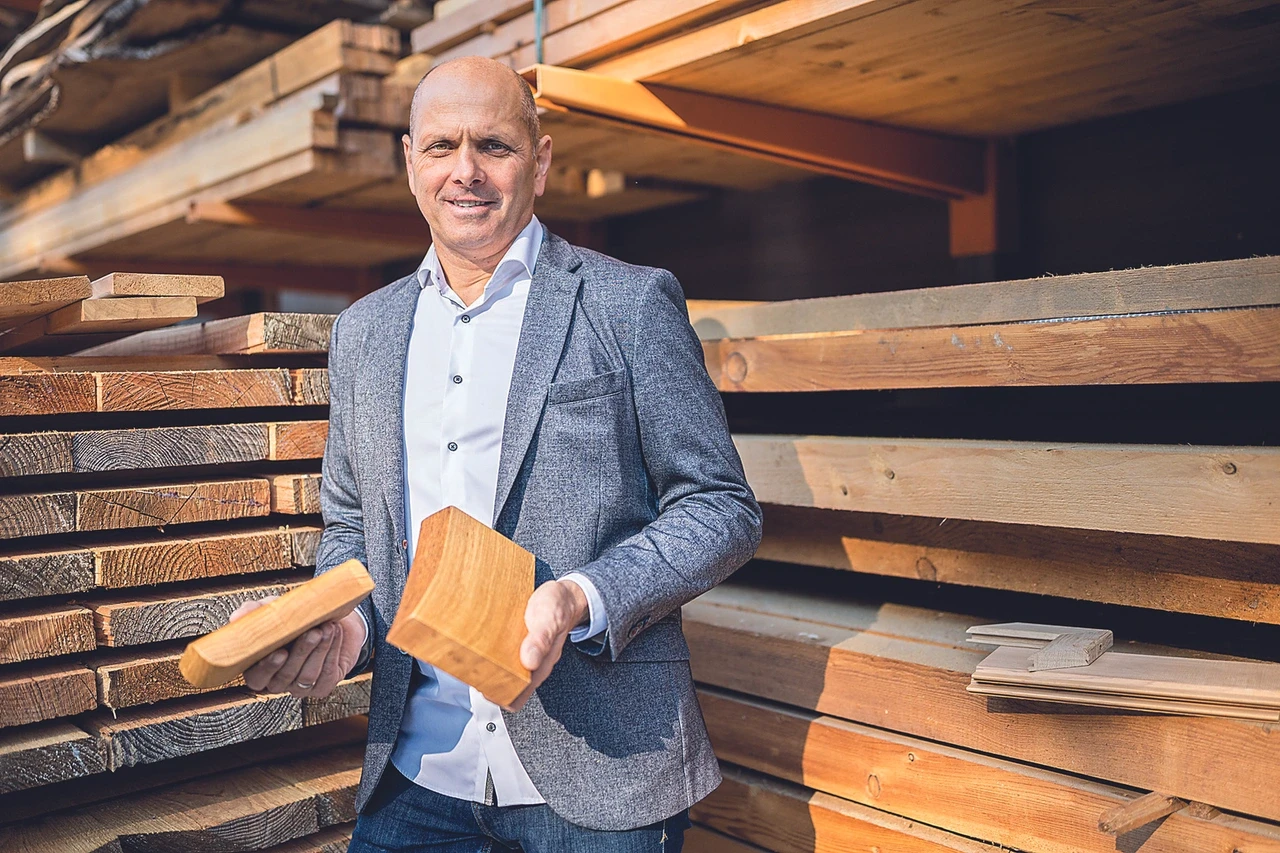 DPM Gruppe. Mit Stroh gedämmtes Holzdesign.