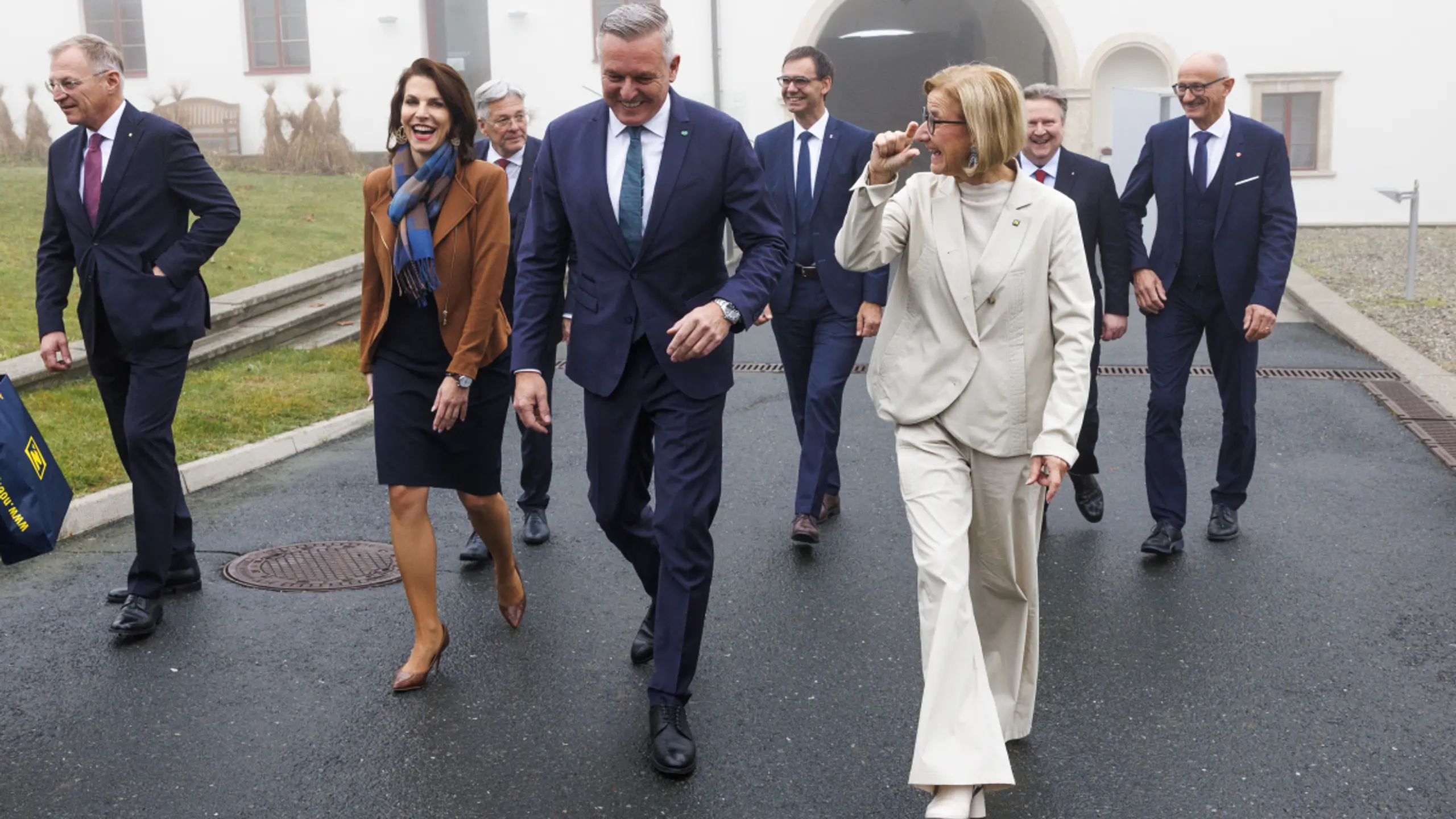 © APA/APA/ERWIN SCHERIAU/ERWIN SCHERIAU Die Landeshauptleute am Weg zum Gruppenfoto