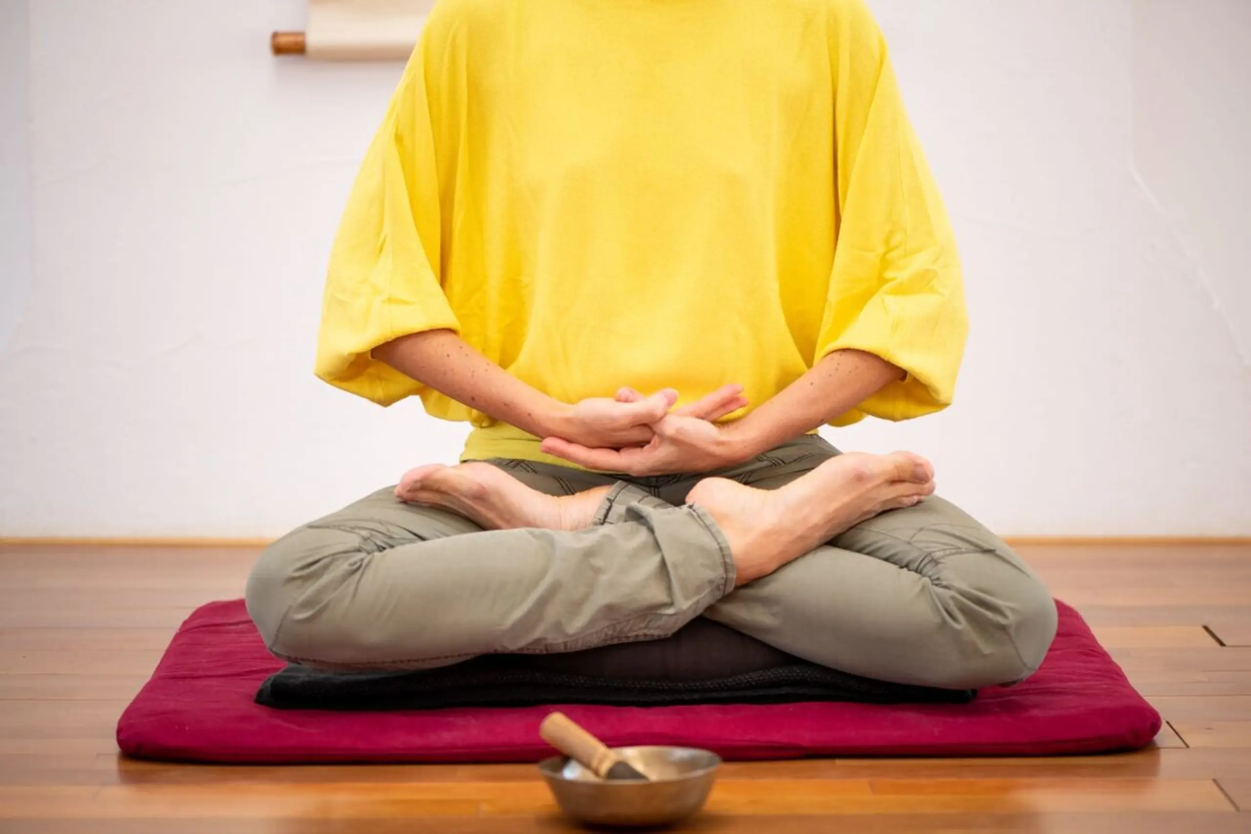 Der Lotussitz richtet das Becken auf und unterstützt die Wirbelsäule