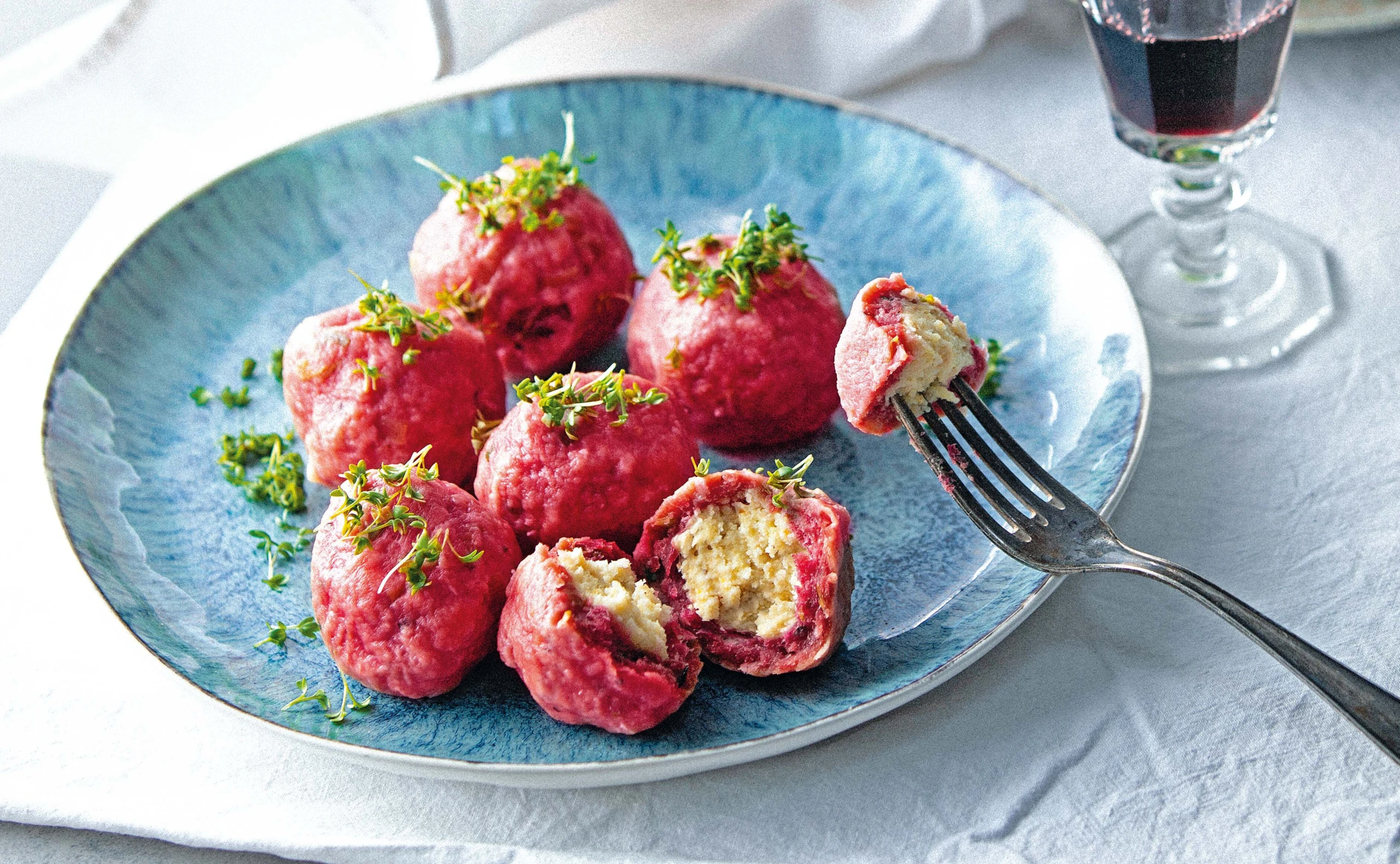 Rote-Rüben-Bällchen mit Ricotta-Krenfülle und Salat