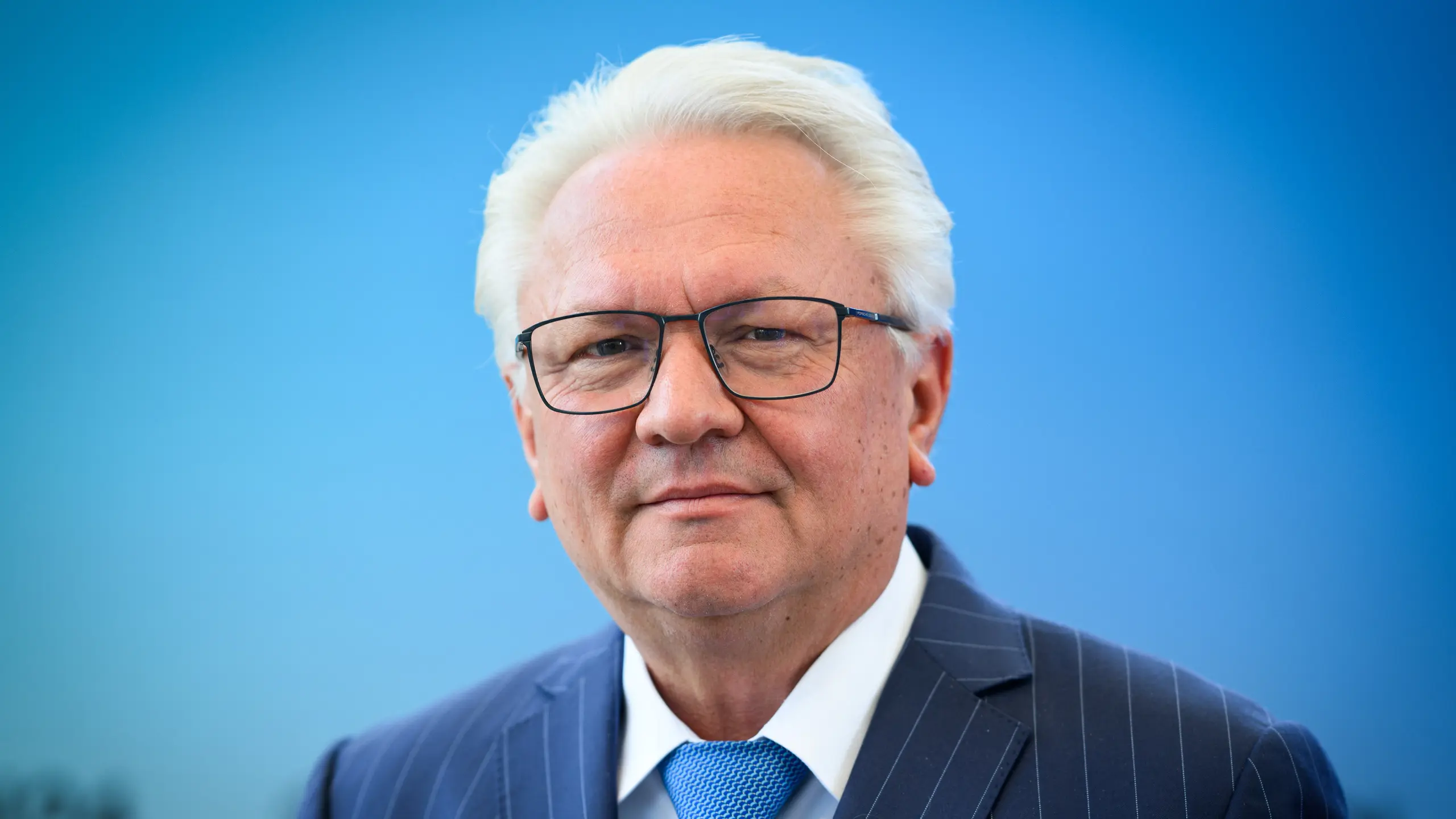© APA/APA/dpa/Bernd von Jutrczenka Rheinmetall-CEO Armin Papperger vor blauem Hintergrund