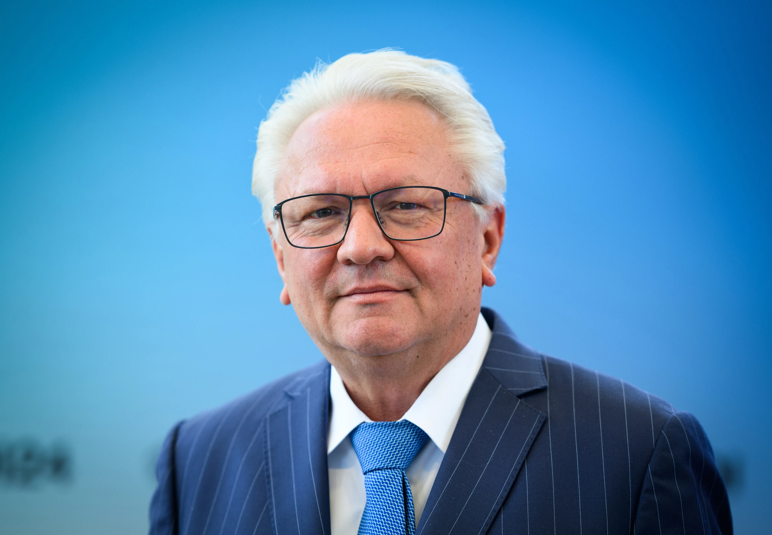Rheinmetall-CEO Armin Papperger vor blauem Hintergrund