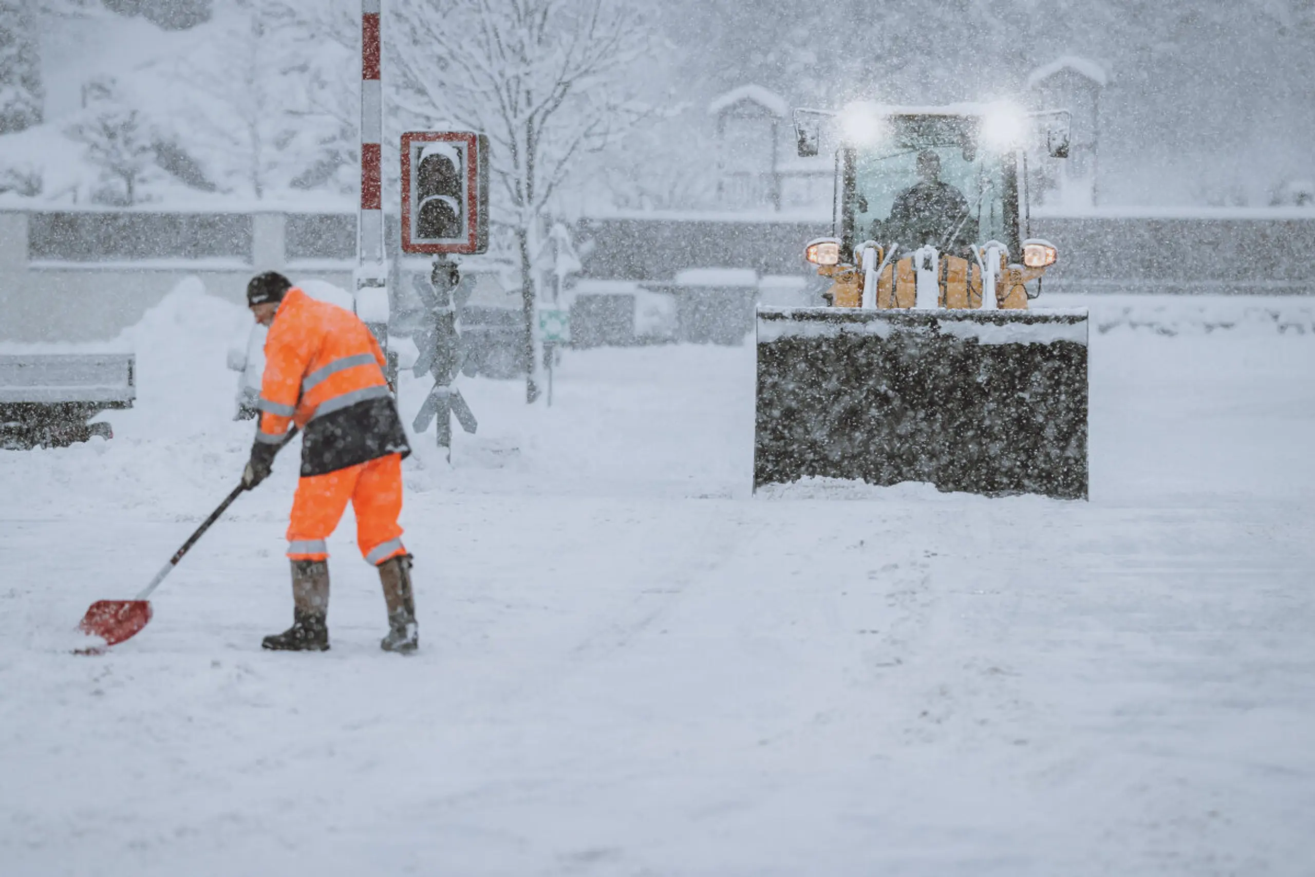 Eisenbahner räumen ÖBB-Gleise frei (Archivbild)