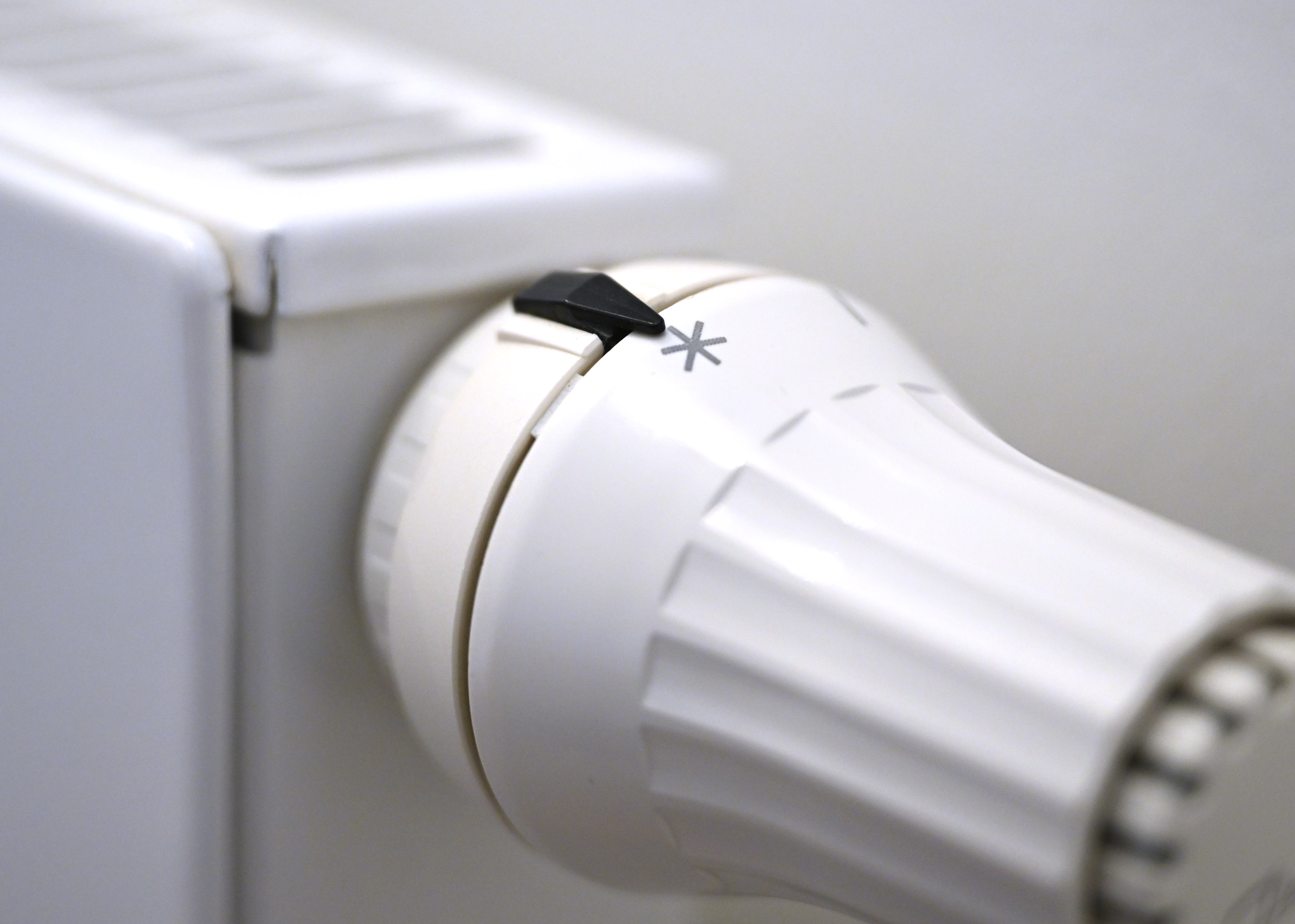 Weißes Thermostat einer Heizung