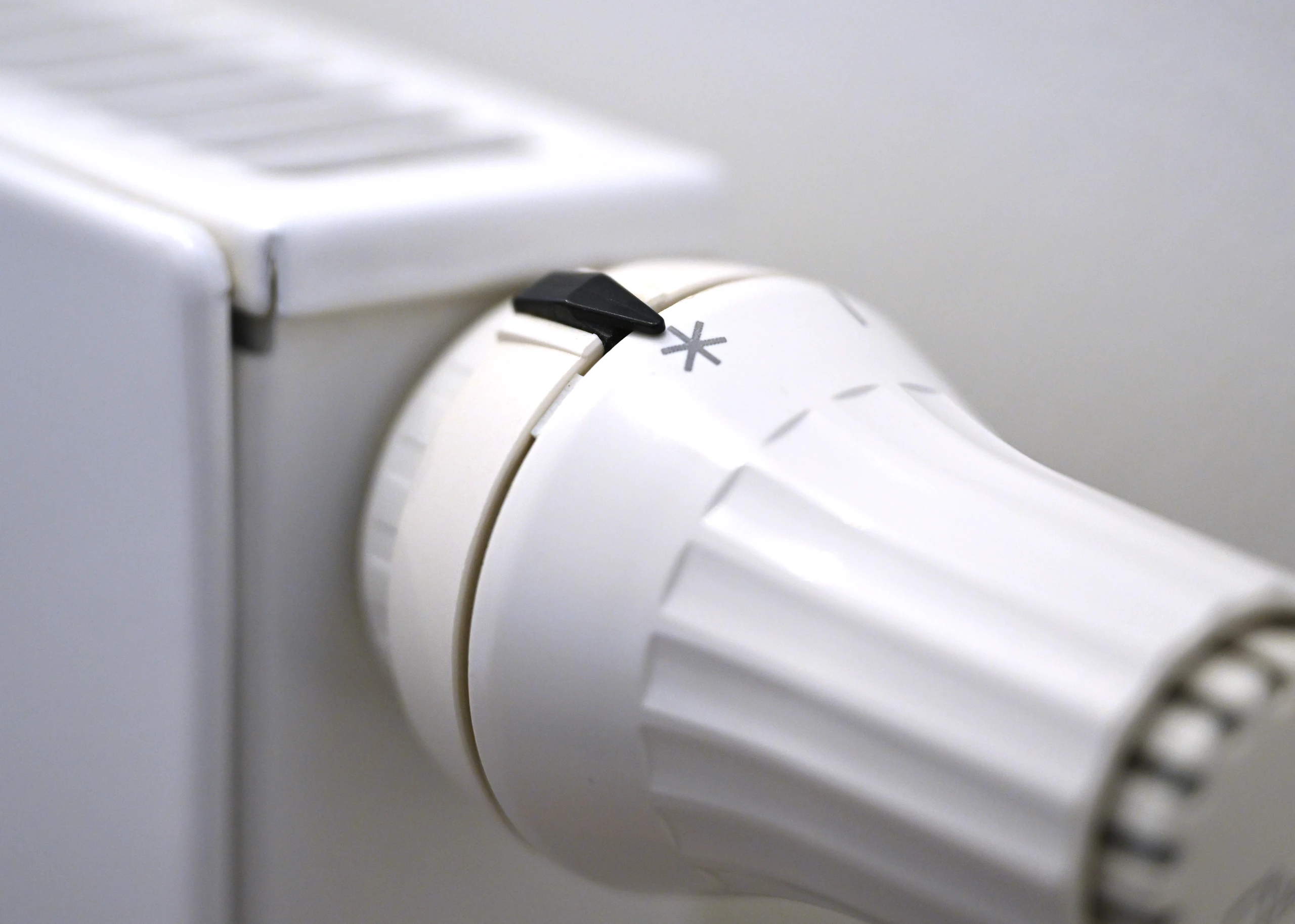 Weißes Thermostat einer Heizung