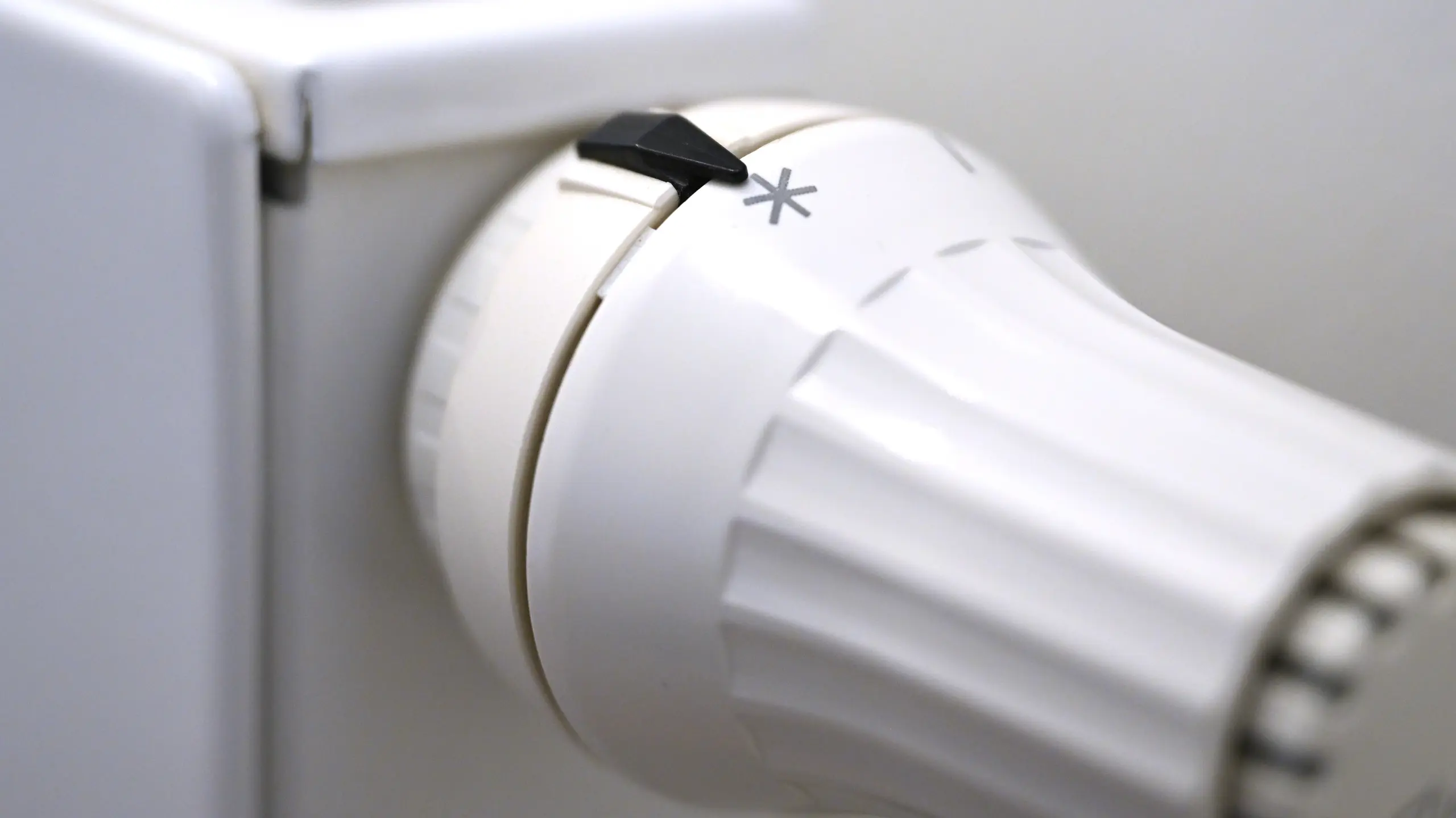 © APA/ROLAND SCHLAGER Weißes Thermostat einer Heizung