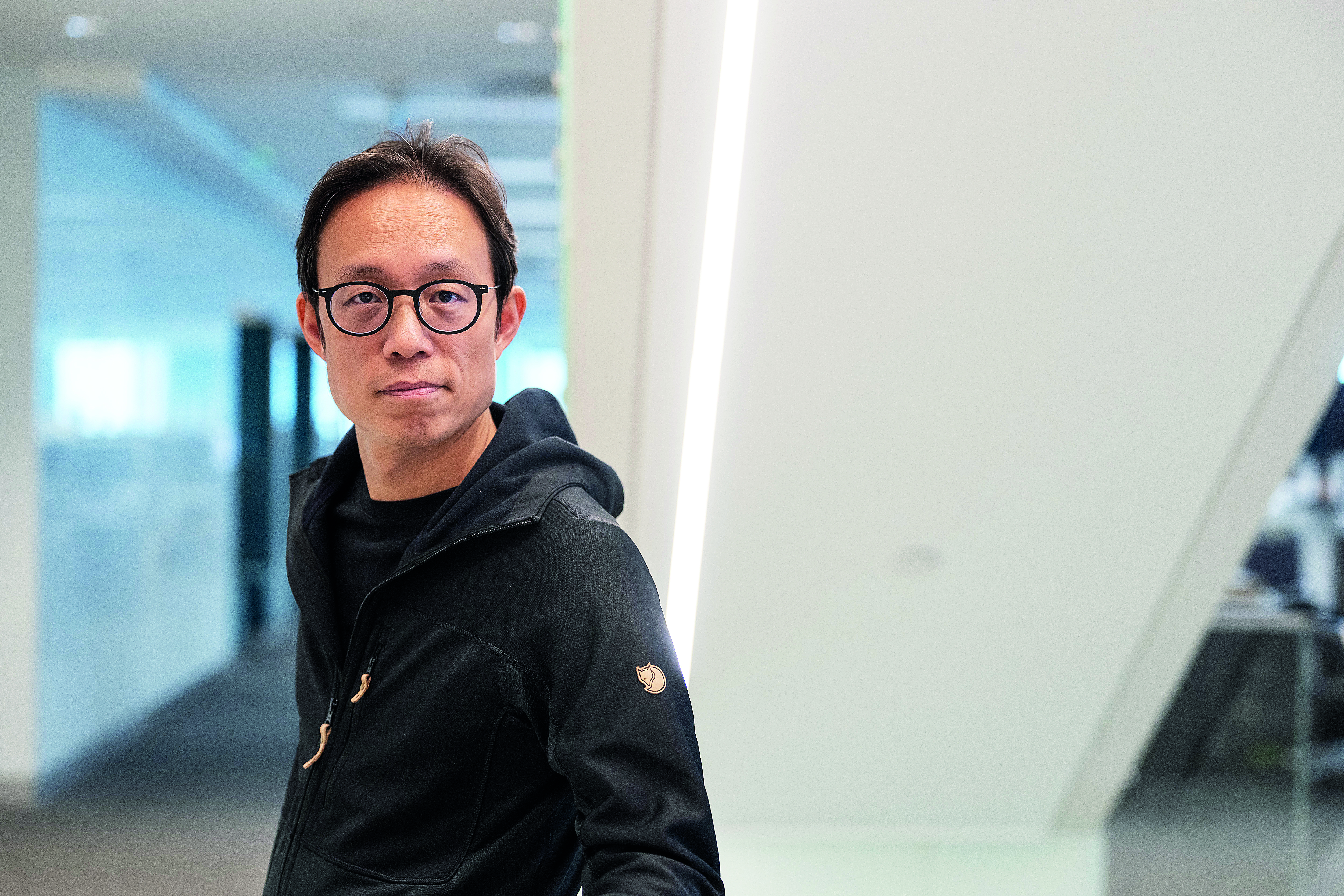Yat Siu in einem Büro vor weißem Hintergrund