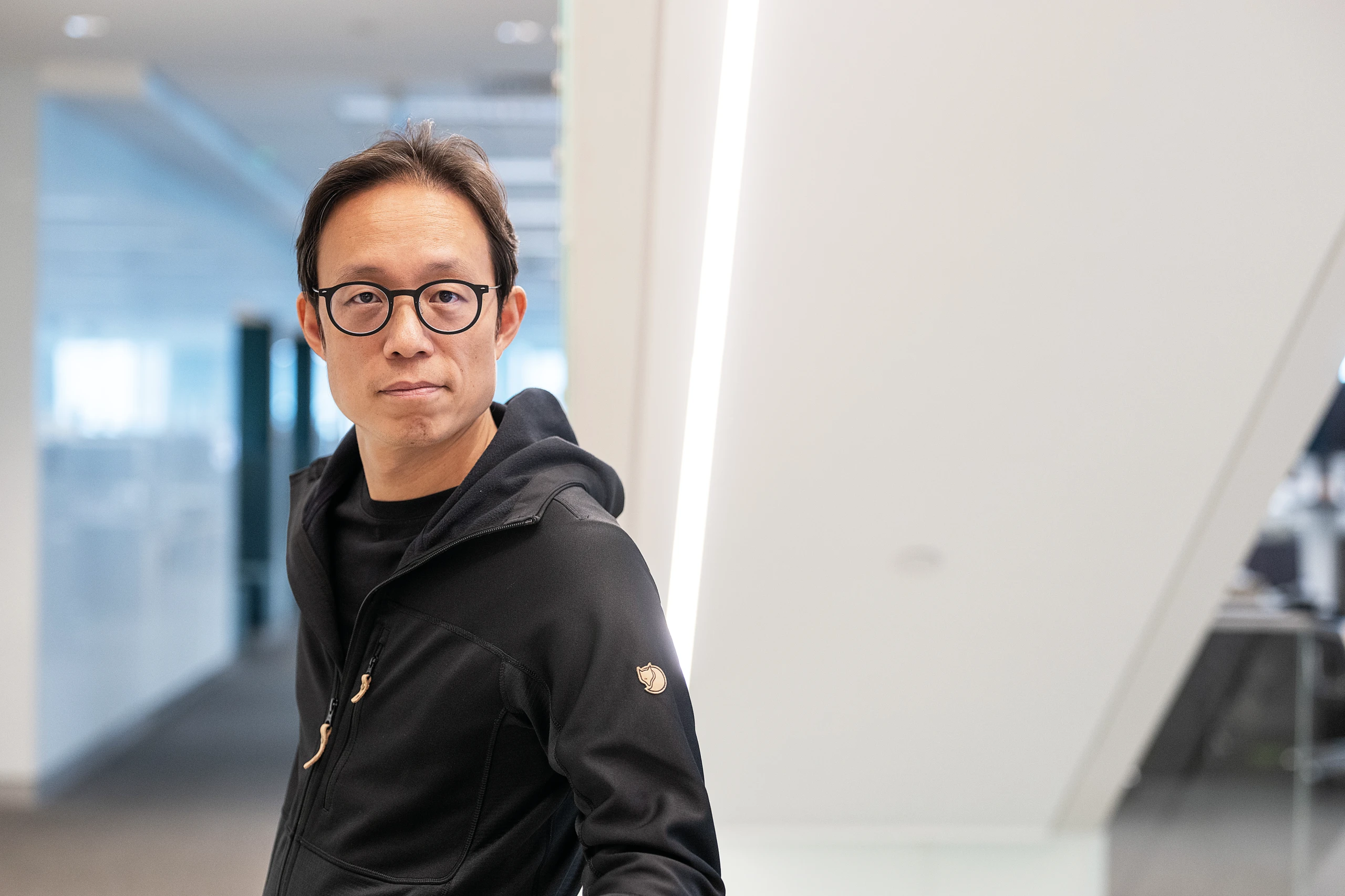 Yat Siu in einem Büro vor weißem Hintergrund