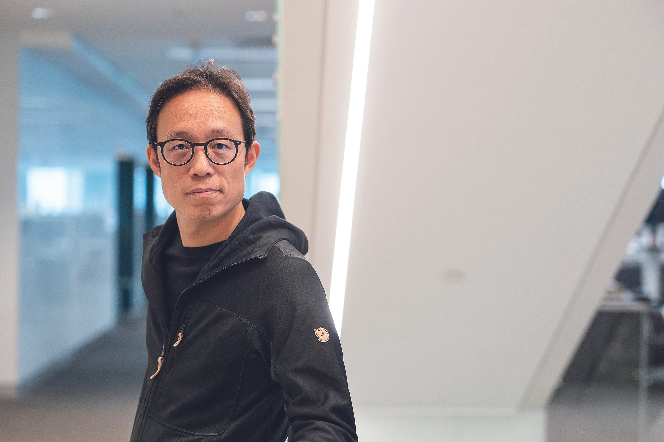 Yat Siu in einem Büro vor weißem Hintergrund