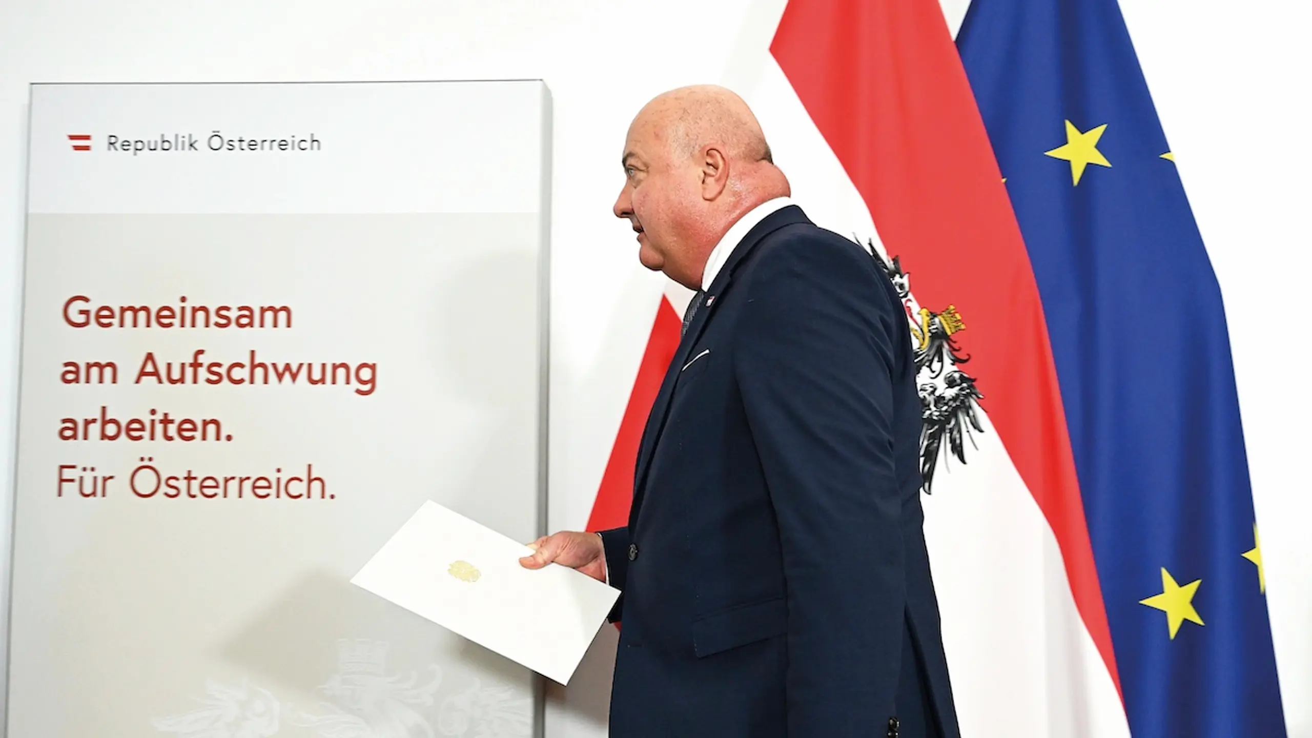 © APA-Images/APA/Helmut Fohringer Bundeskanzler Christian Stocker vor österreichischen Flagge und EU-Flagge.