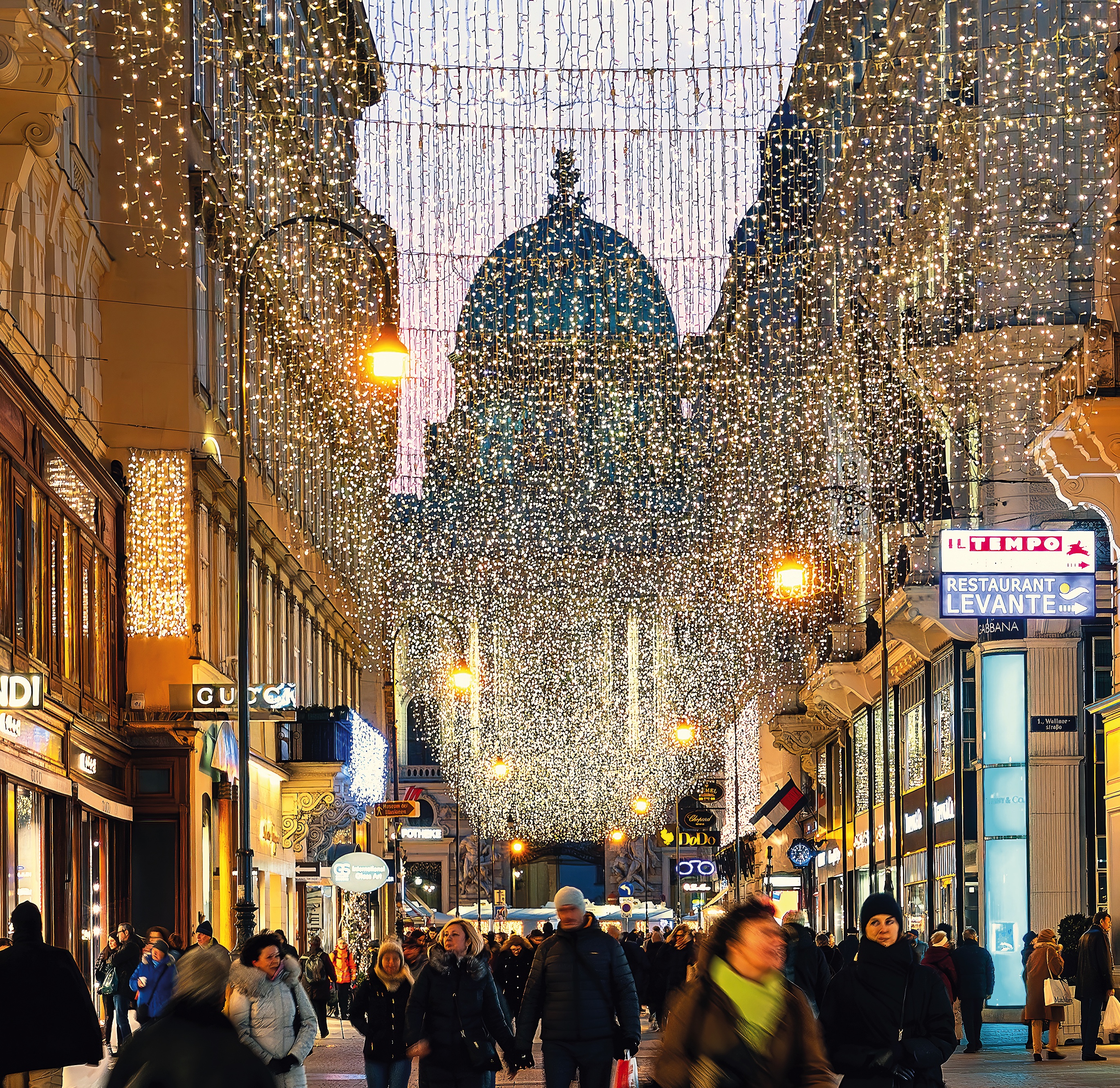 Einkaufsstraße mit Weihnachtsbeleuchtung