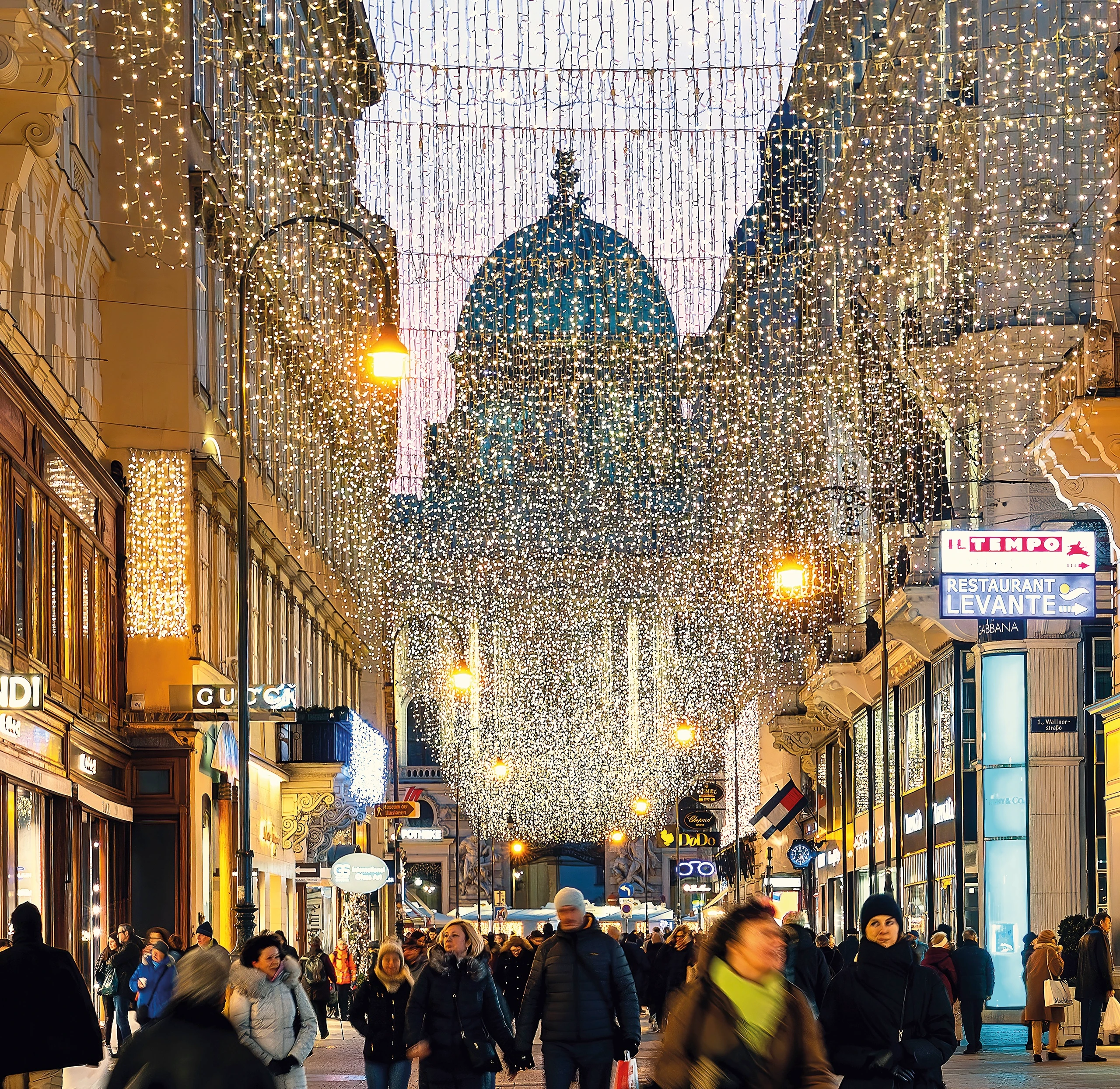 Einkaufsstraße mit Weihnachtsbeleuchtung