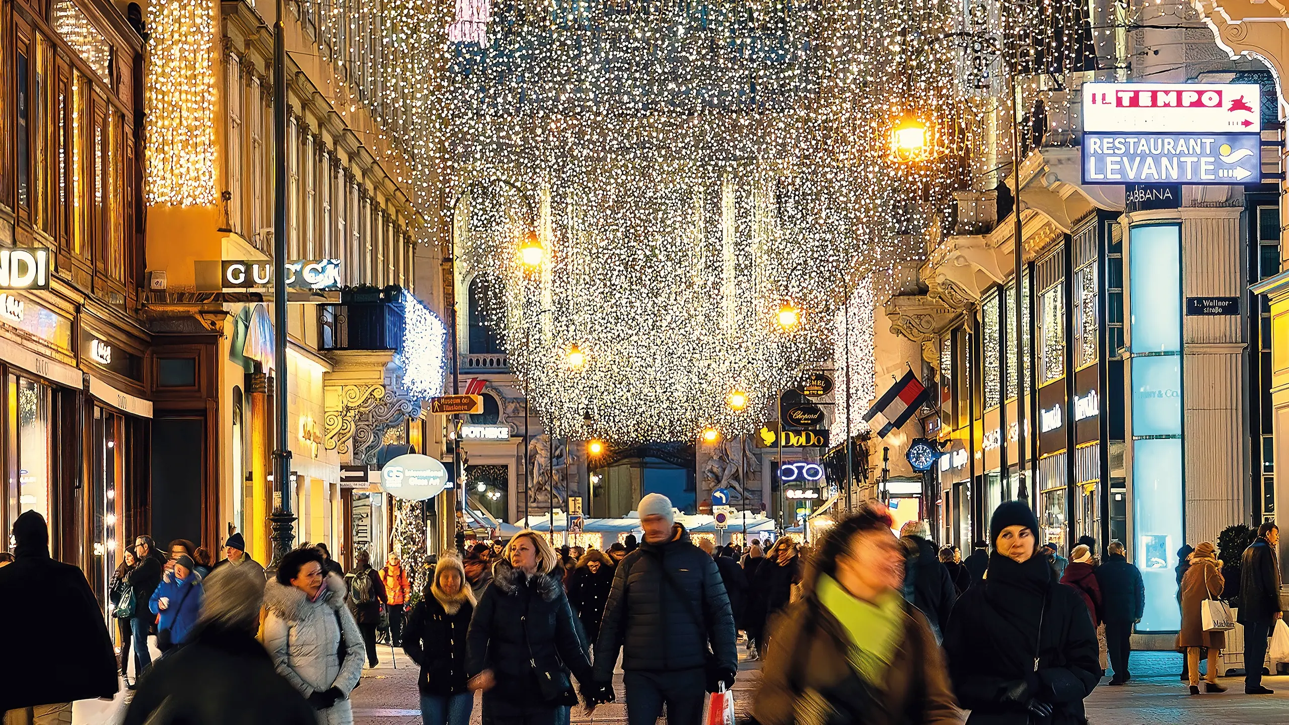 © ISTOCKPHOTO Einkaufsstraße mit Weihnachtsbeleuchtung