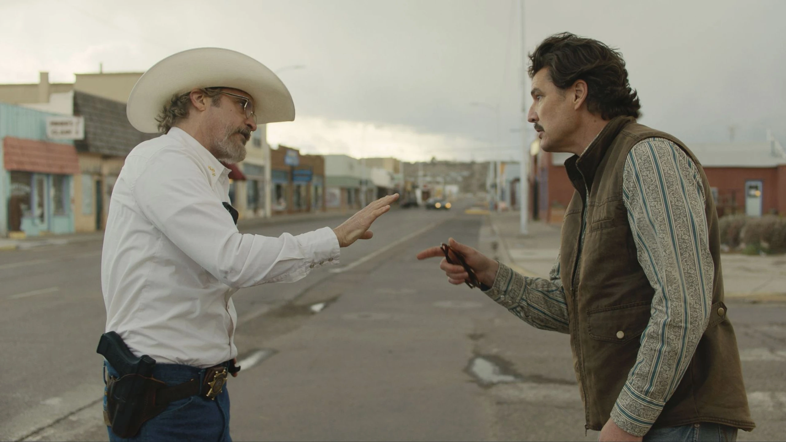 Szene aus dem Film Eddington mit Joaquin Phonix und Pedro Pascal