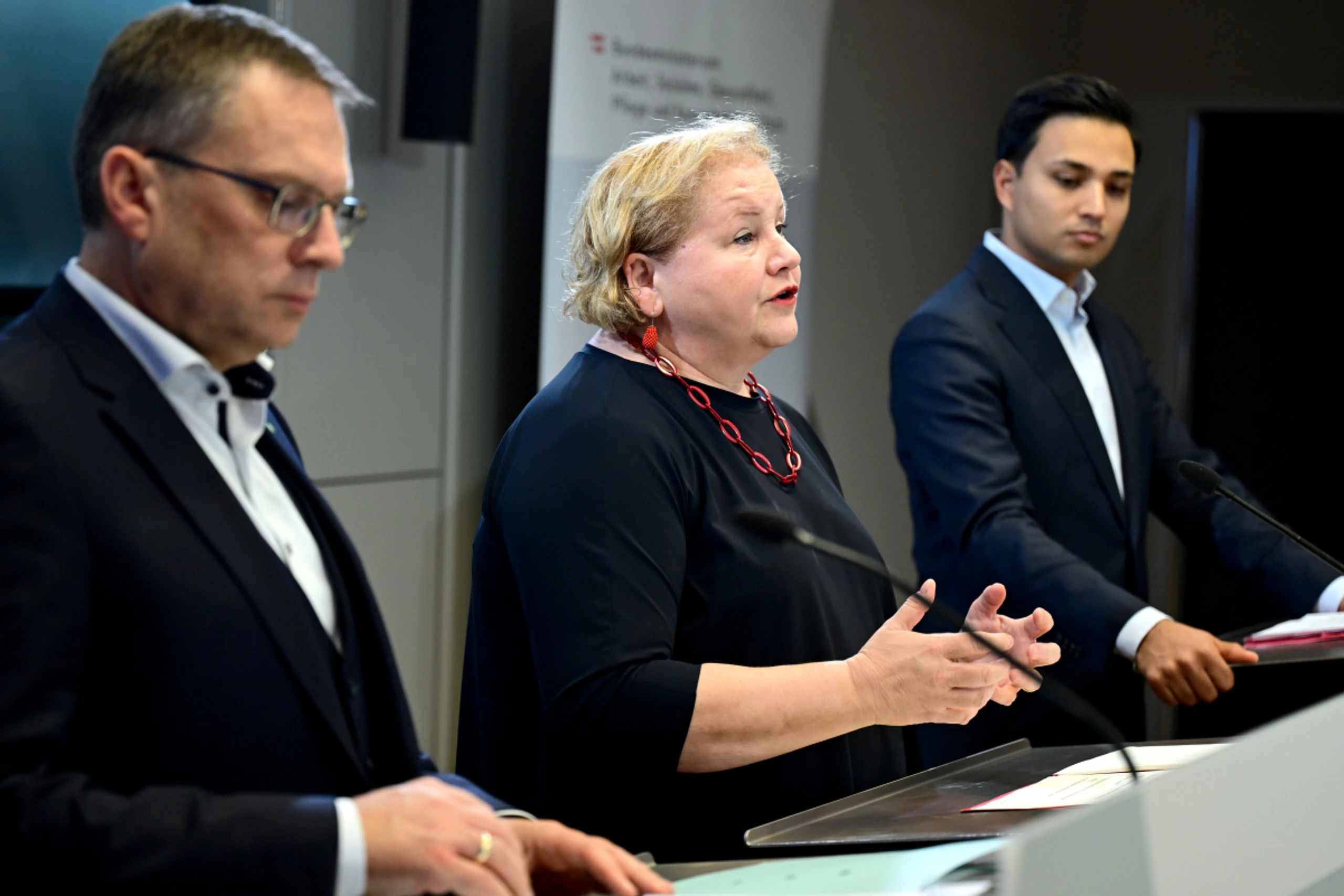 Klubschefs Wöginger (l.) und Shetty mit Ministerin Schumann (Mitte)