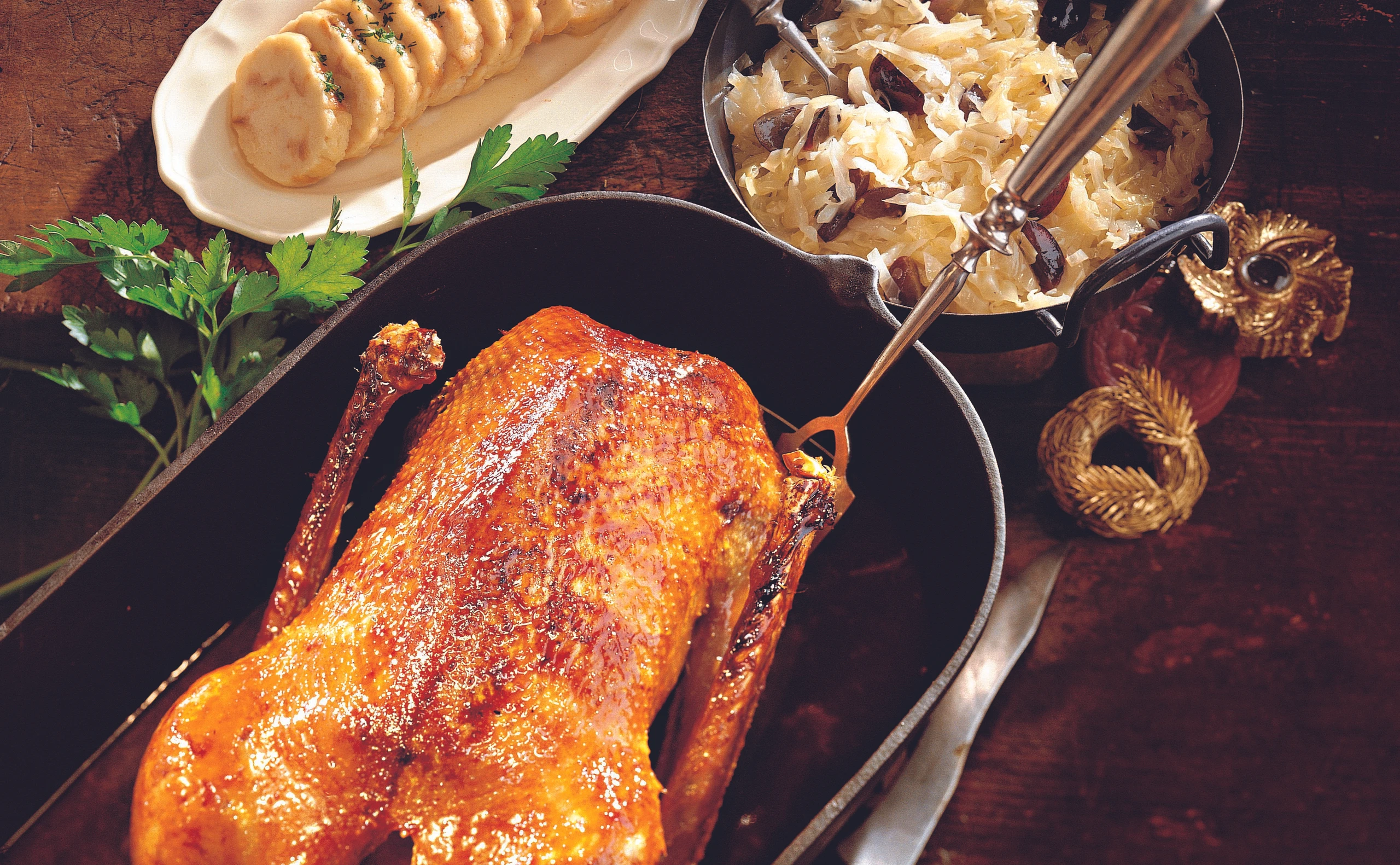 Weihnachtsgansl mit Serviettenknödeln und Trauben-Weinkraut