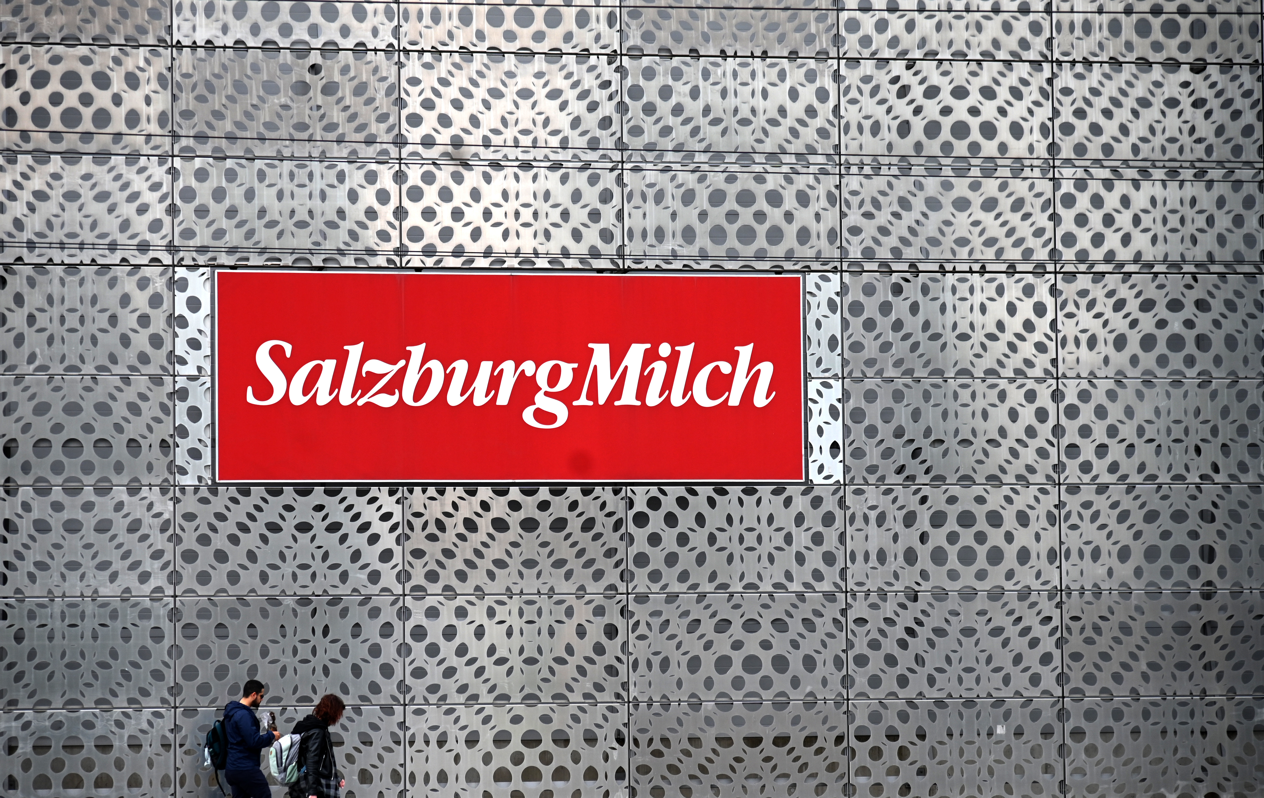 Logo der SalzburgMilch auf grauer Wand