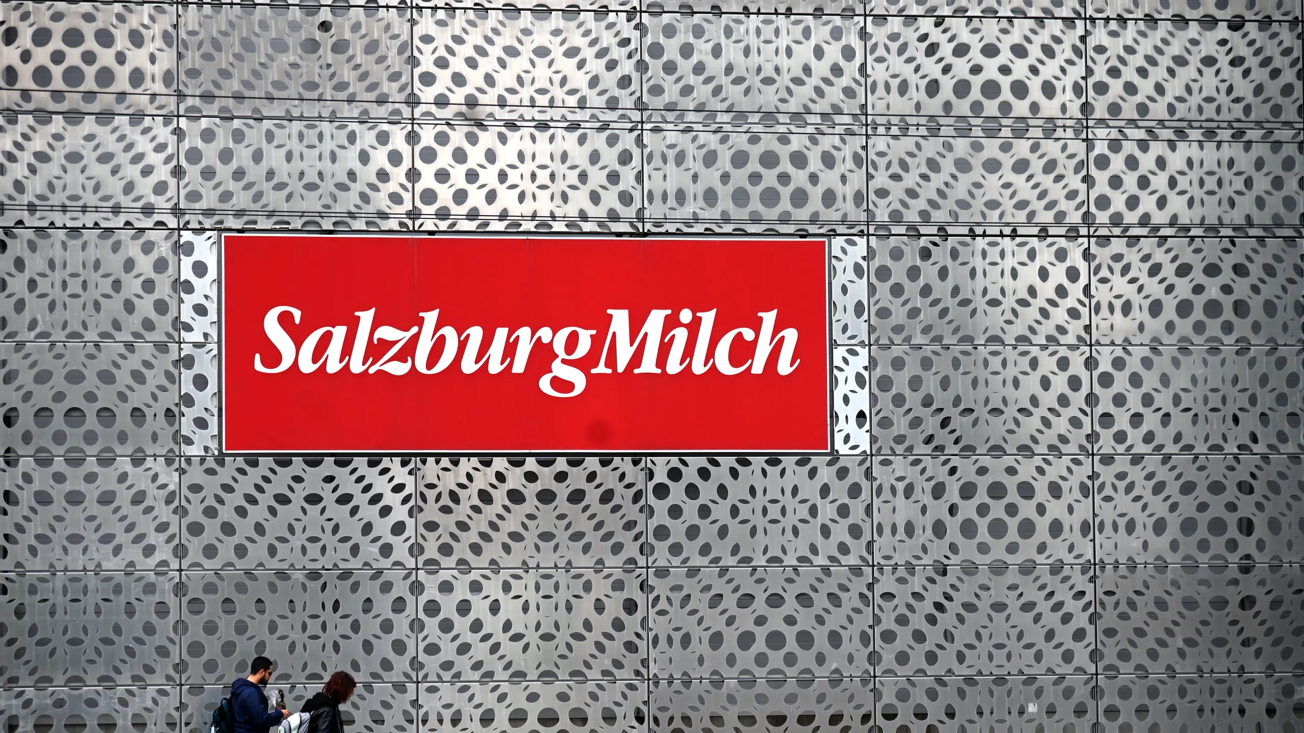 © APA/BARBARA GINDL Logo der SalzburgMilch auf grauer Wand
