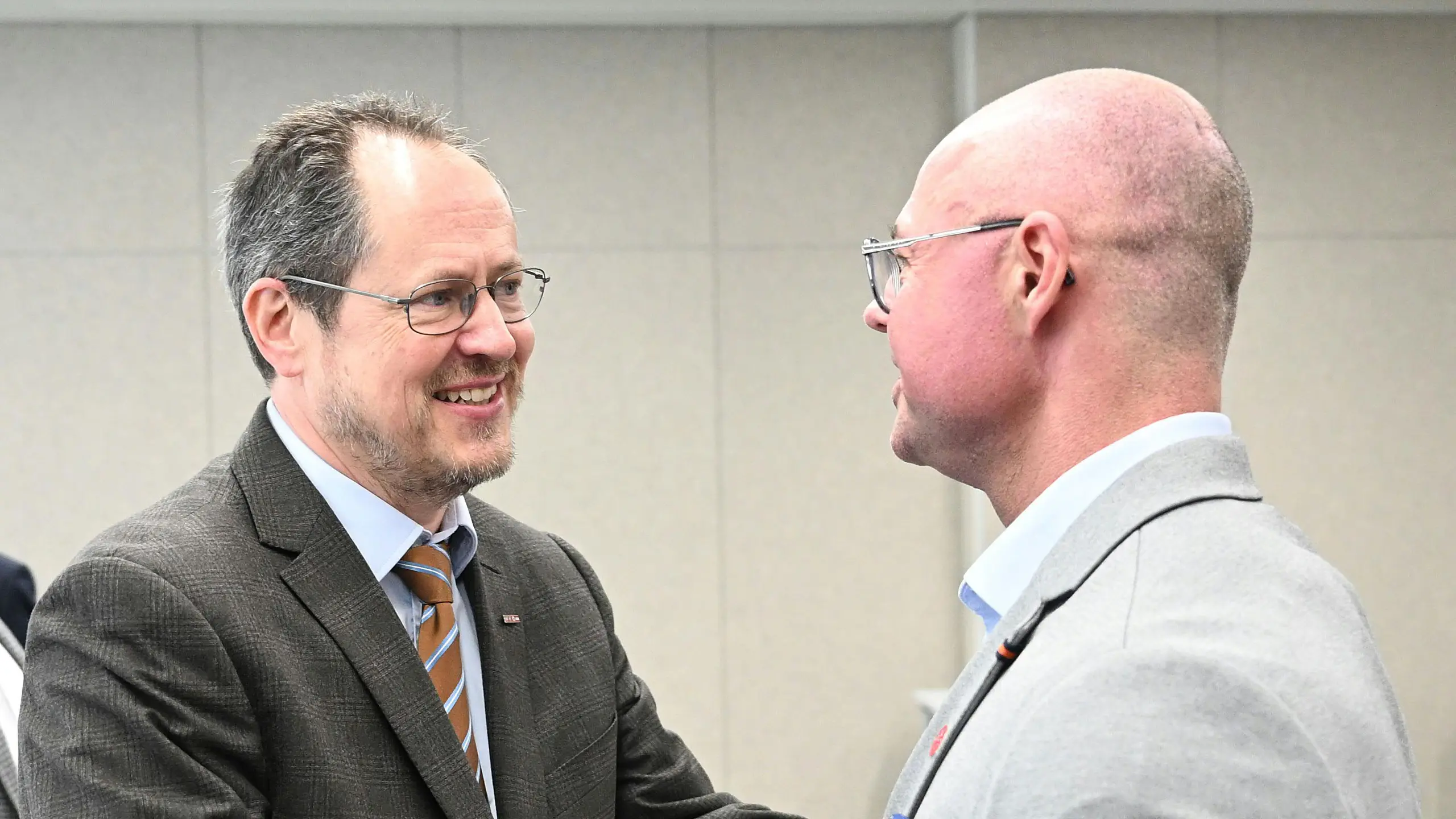 © APA/Helmut Fohringer WKÖ-Handelsobmann Rainer Trefelik und GPA-Bundesgeschäftsführer und gewerkschaftlicher Chefverhandler Mario Ferrari lachen und geben sich die Hand