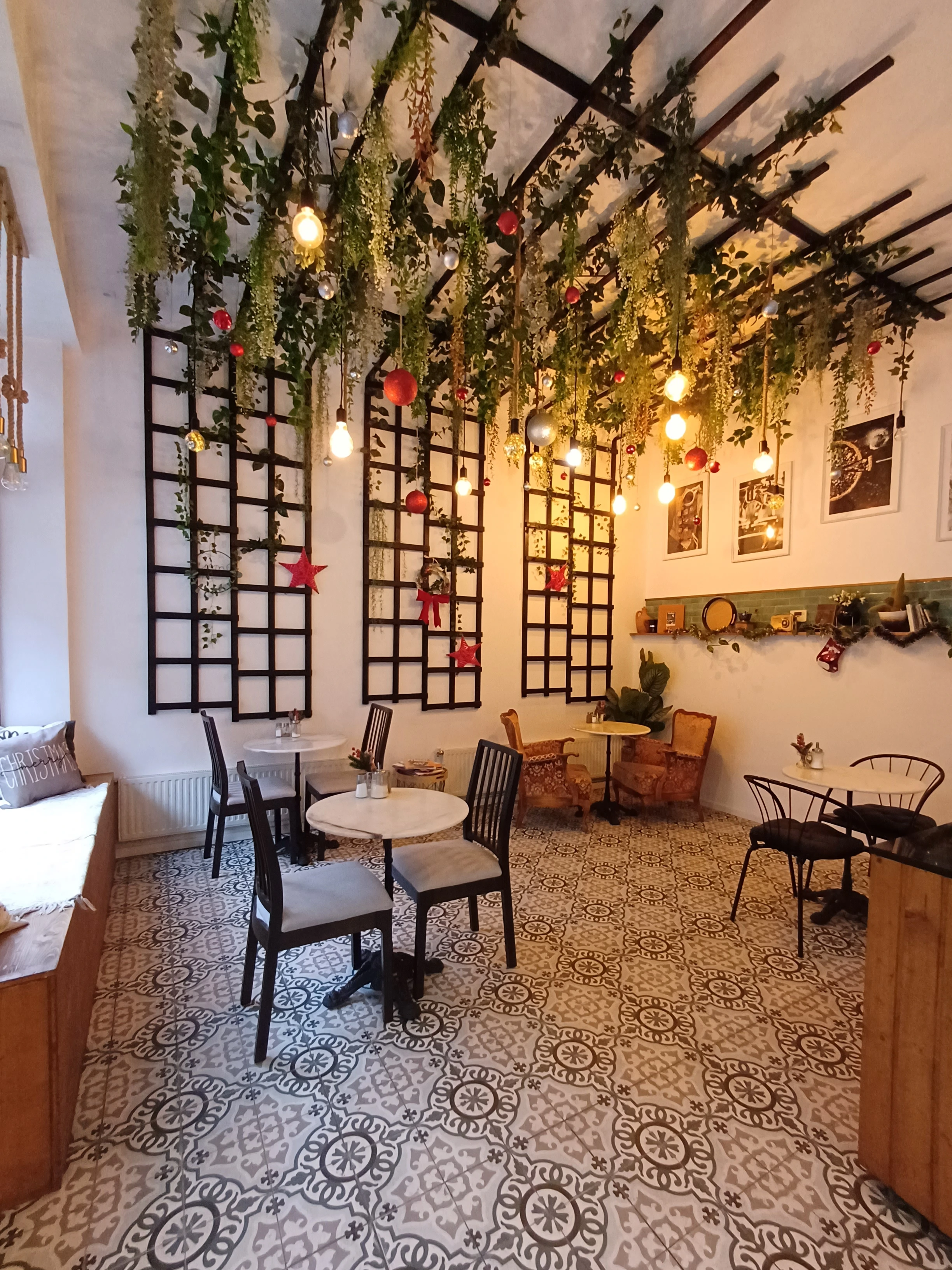 Einladende Café-Atmosphäre mit stilvoller Dekoration und gemütlichen Tischen.