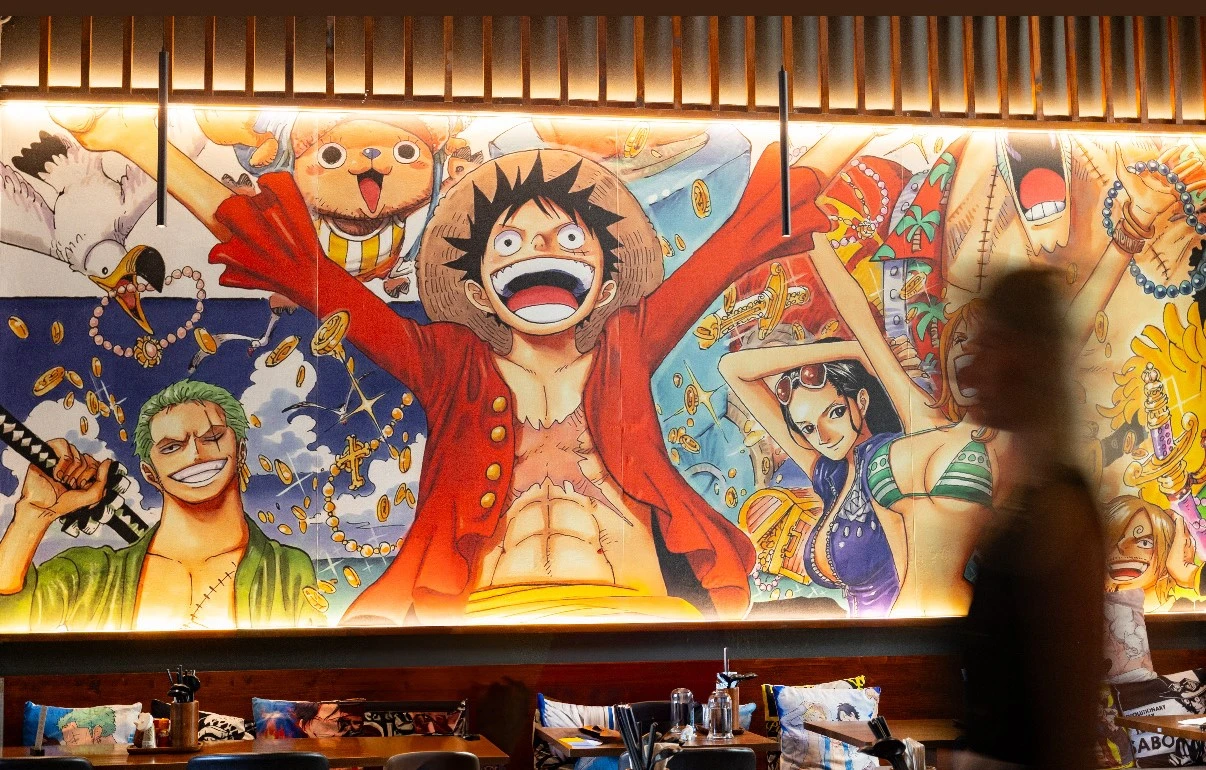 Wandmalerei mit One Piece Charakteren in einem Restaurant. Zu sehen sind Ruffy, Zorro, Nami, Robin und Chopper.