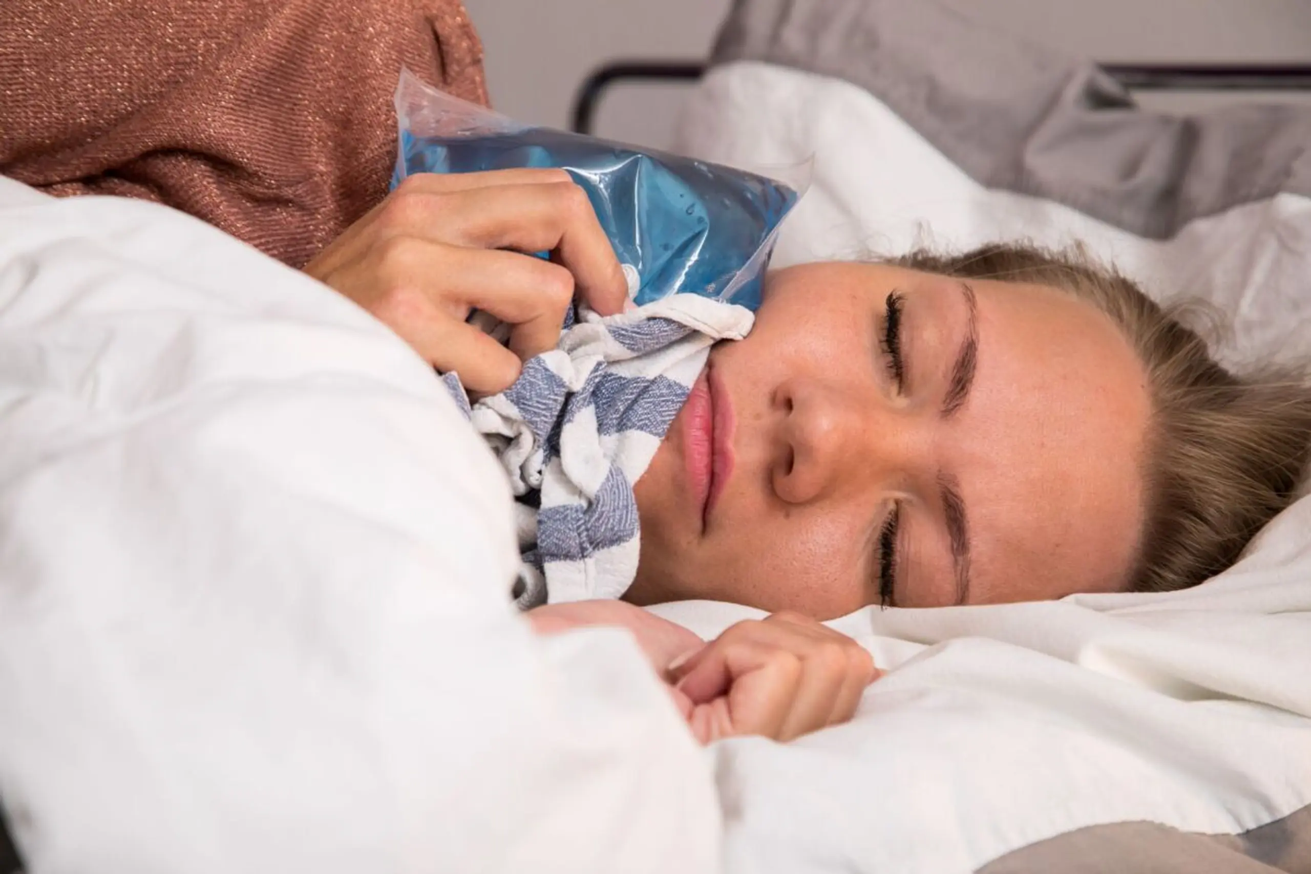 Weil es im Bett so warm ist, dehnt sich das entzündete Gewebe aus