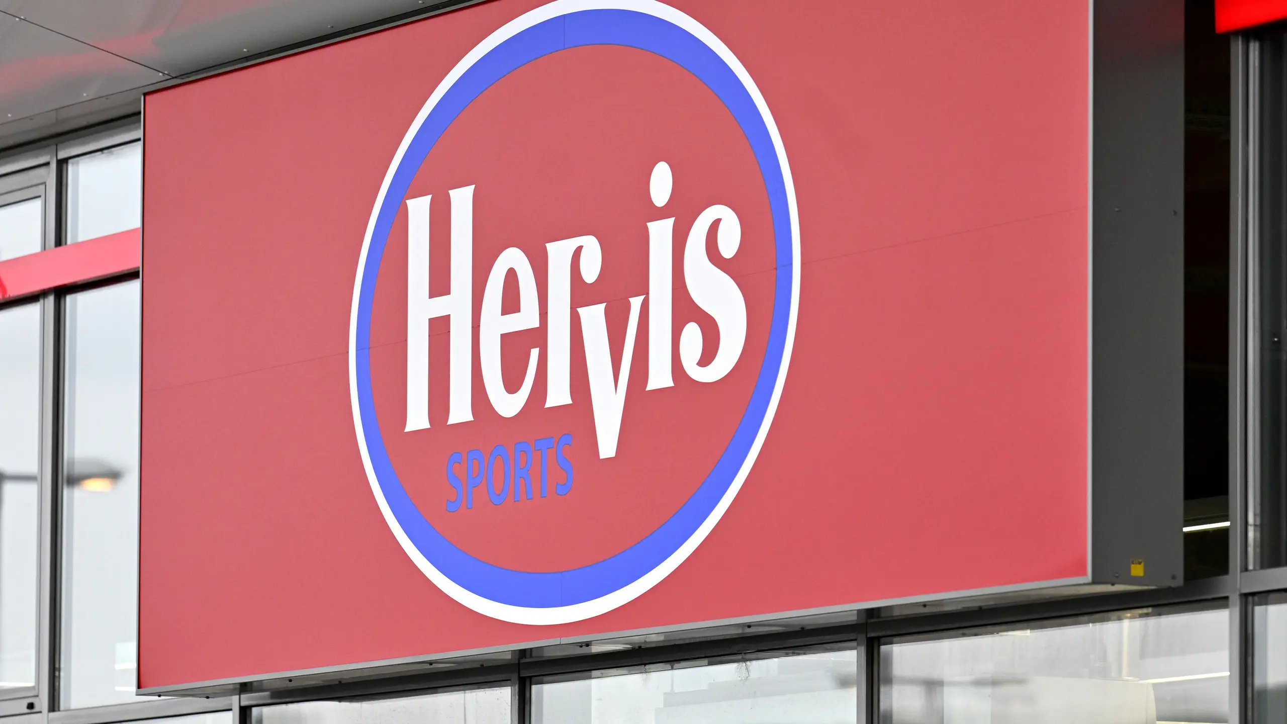 © APA/Hans Klaus Techt rot,weiß, blaues Logo von Hervis Sports