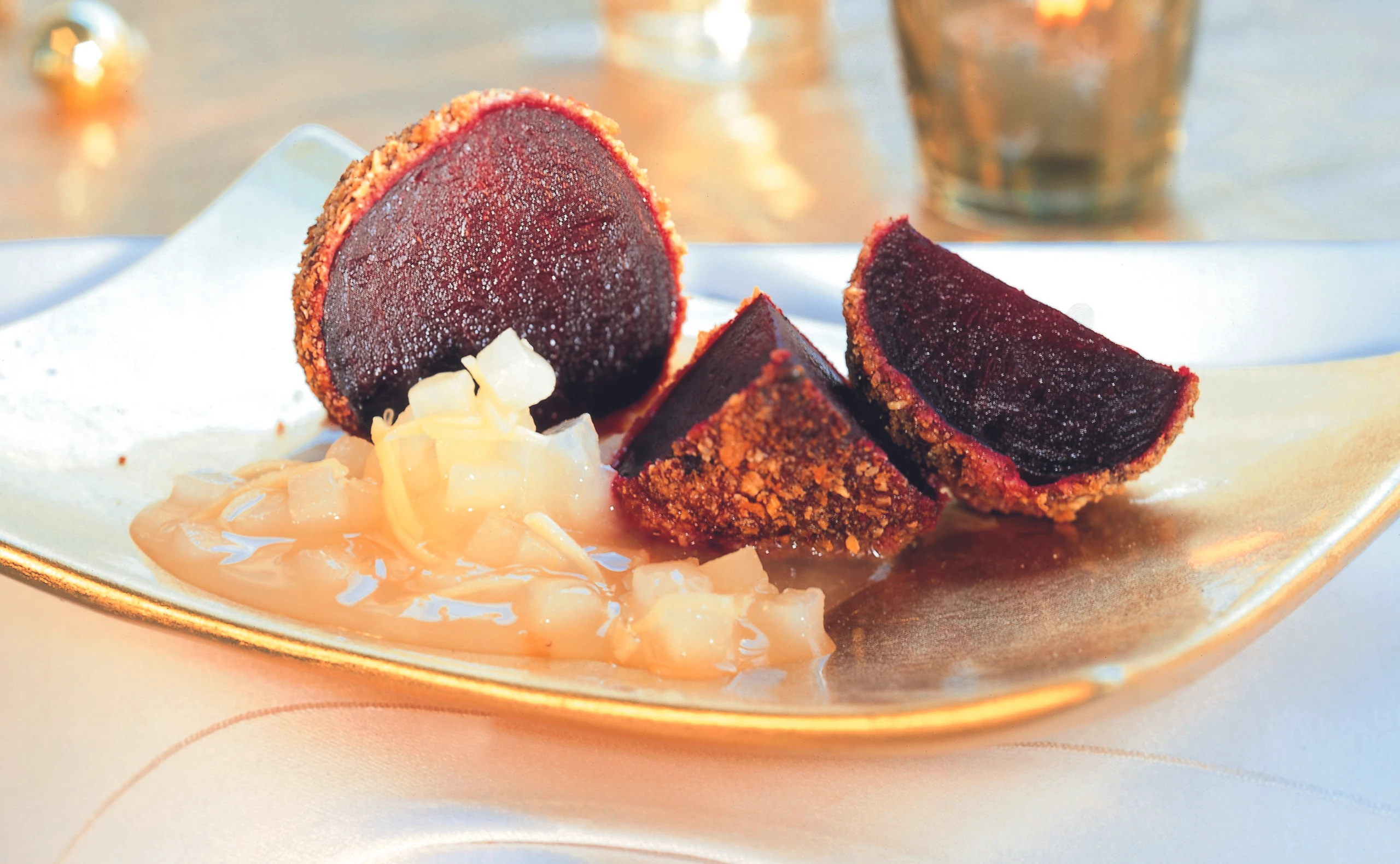 Rote Rüben in der Nusskruste mit Birnen-Ingwer-Ragout