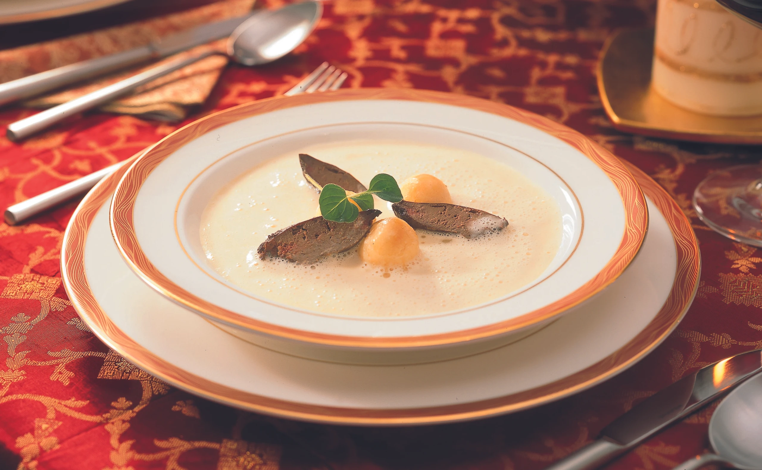 Ganslsuppe mit Apfelkugeln und Leber
