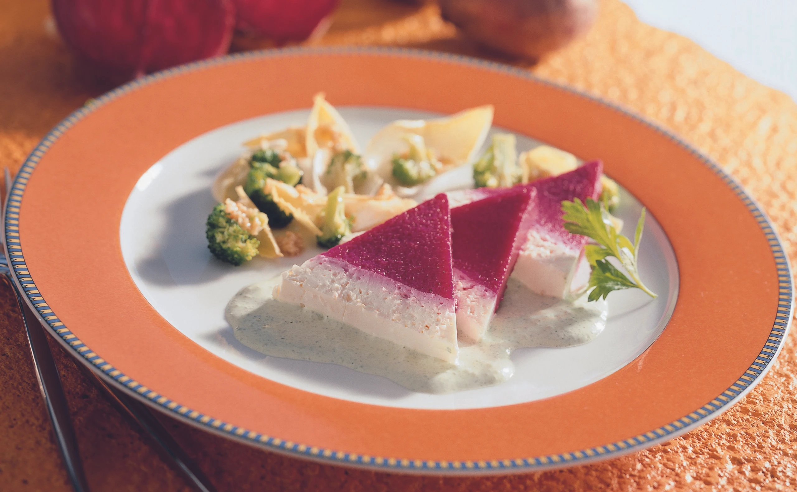 Rote-Rüben-Terrine mit Chicorée-Brokkolisalat