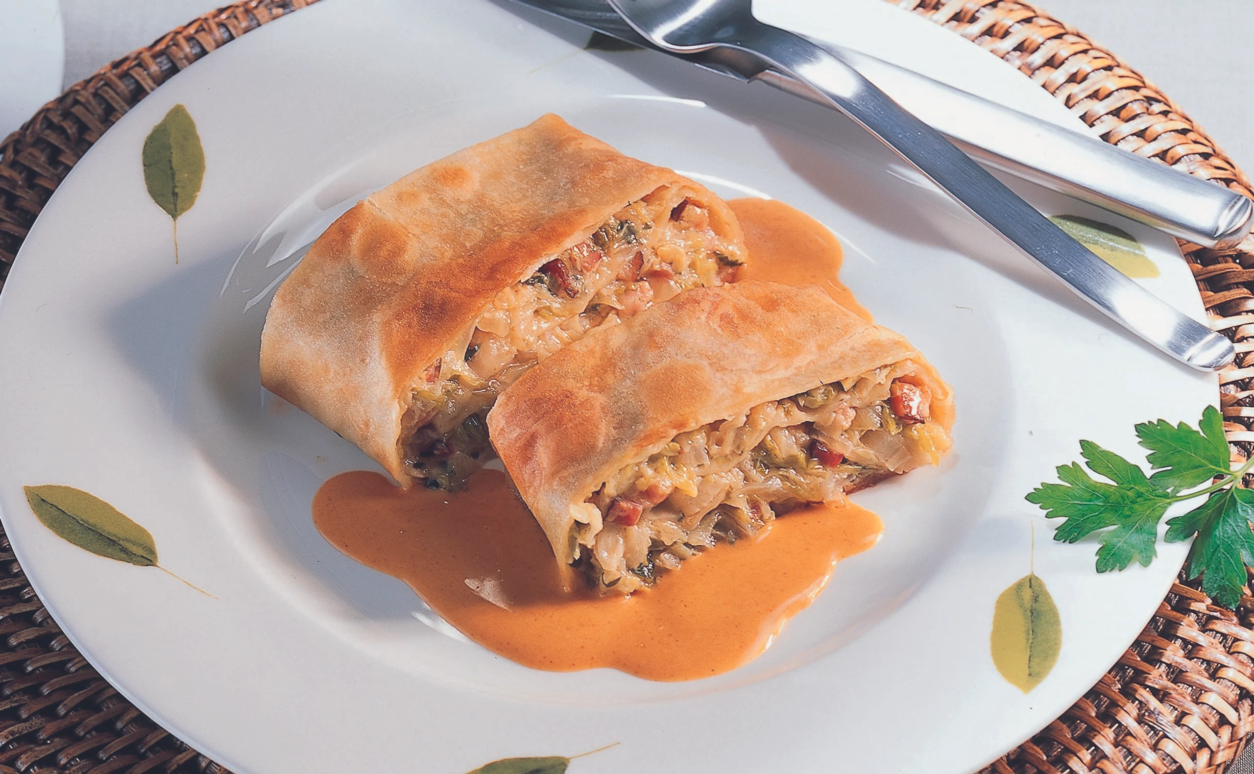 Krautstrudel mit Paprikasauce