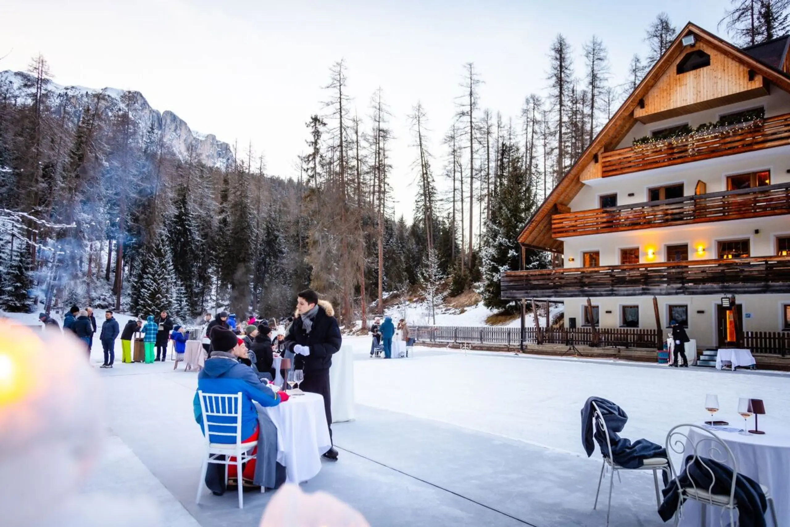 Gäste genießen das besondere Dinner auf dem gefrorenen Sompunt-See