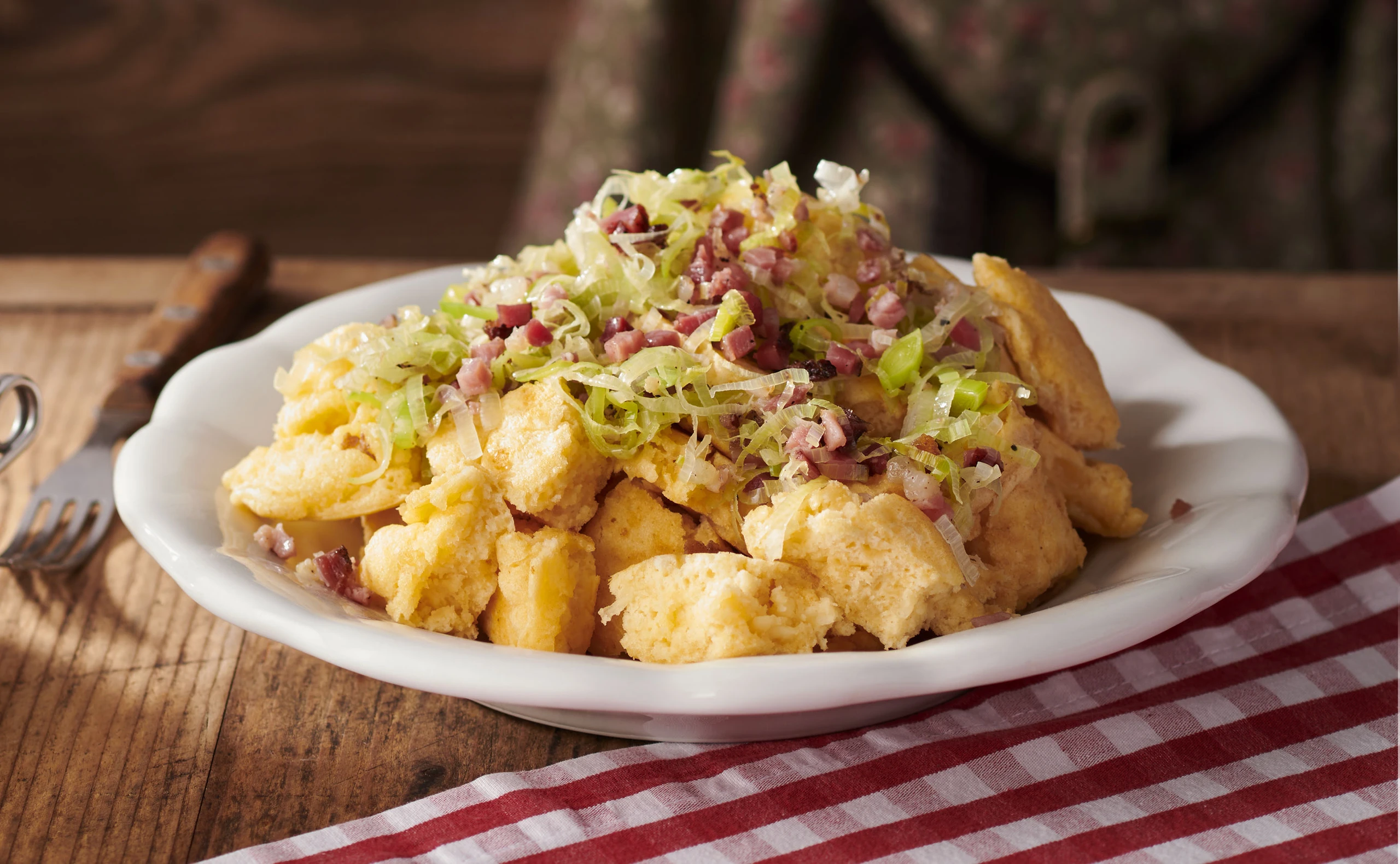 Käse-Schmarrn mit Lauch und Speck