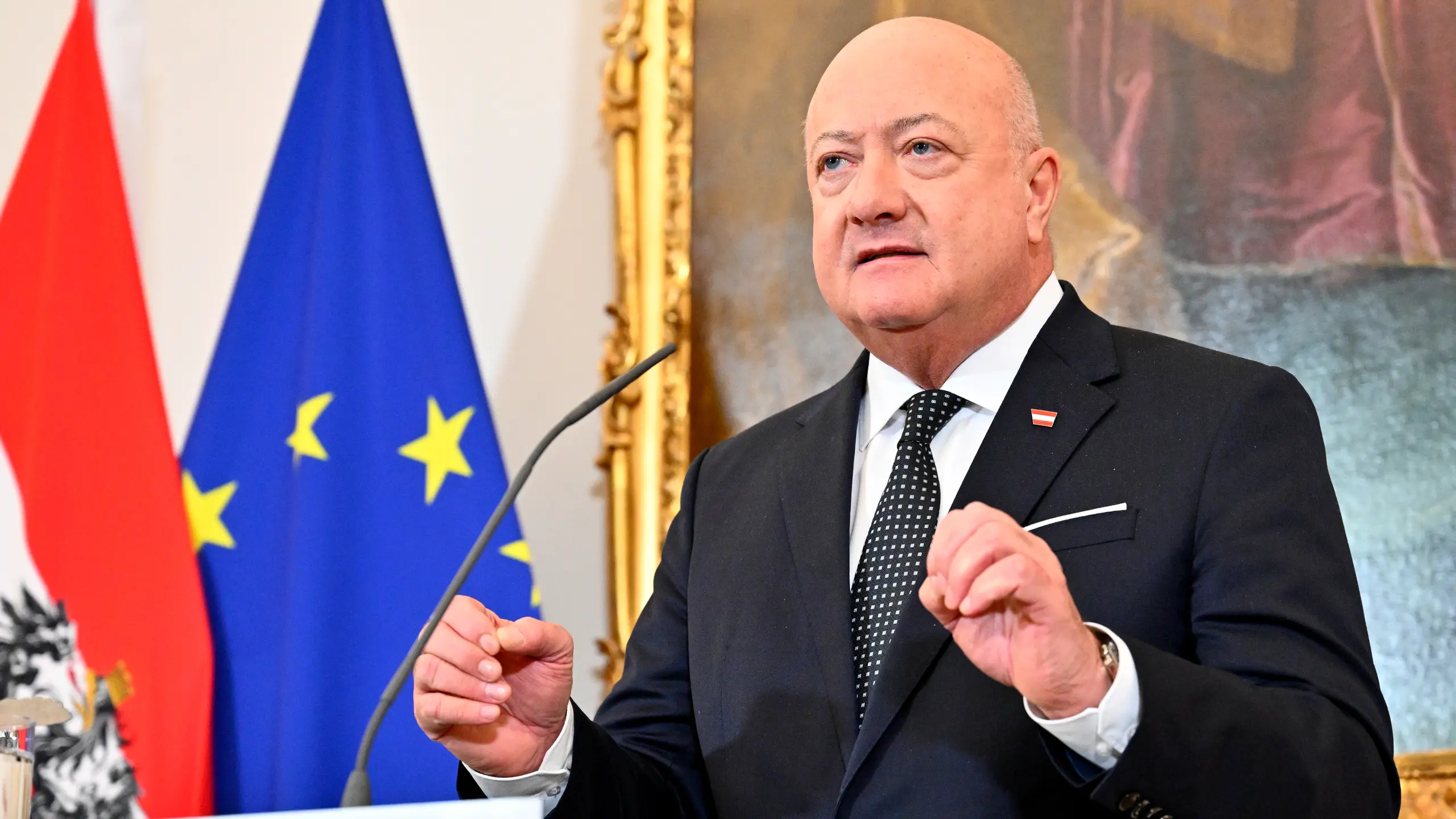 © APA/Hans Klaus Techt Christian Stocker am Redepult vor Österreich- und EU-Flagge